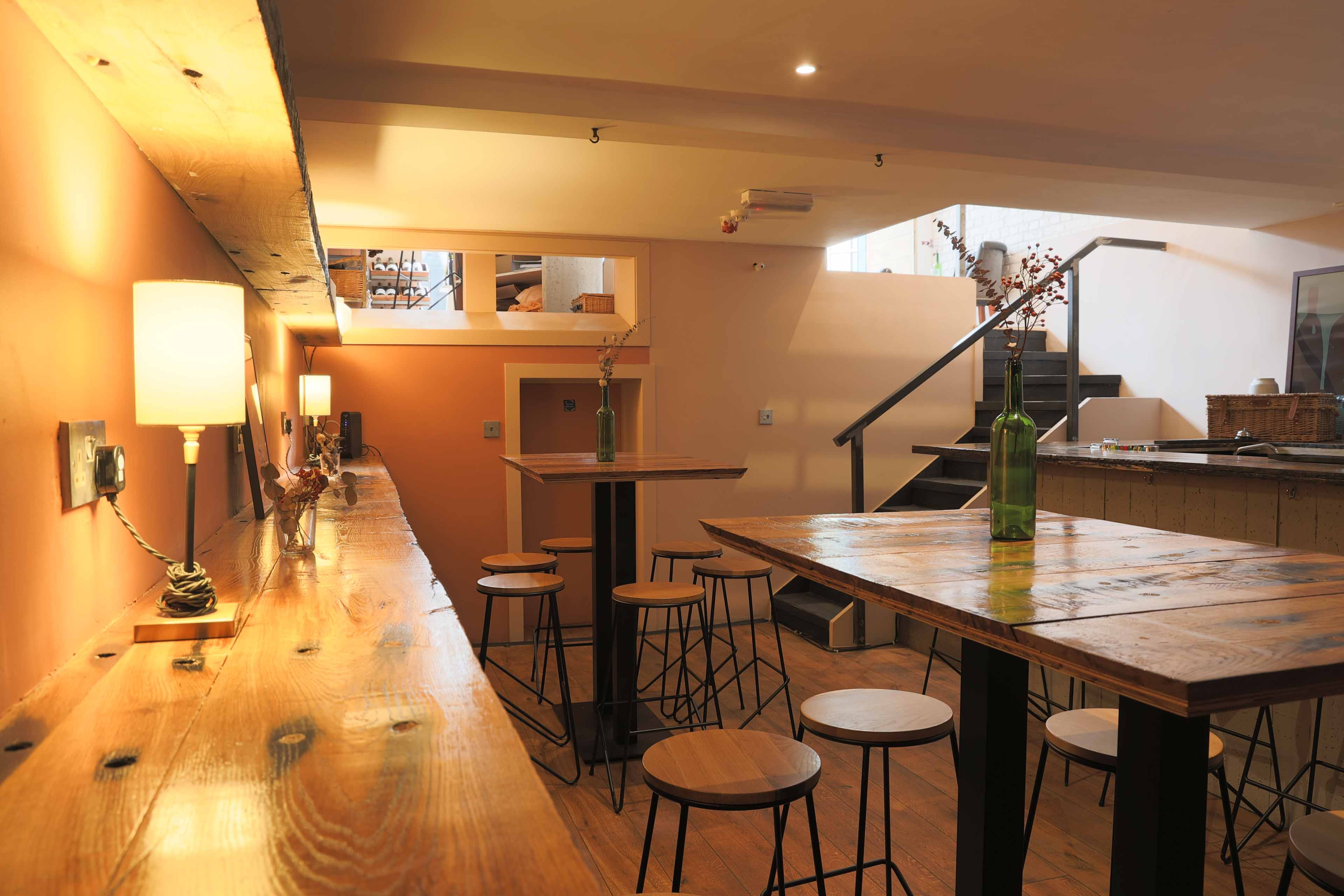 Stylish event space with wooden bar, ideal for intimate gatherings and meetings.