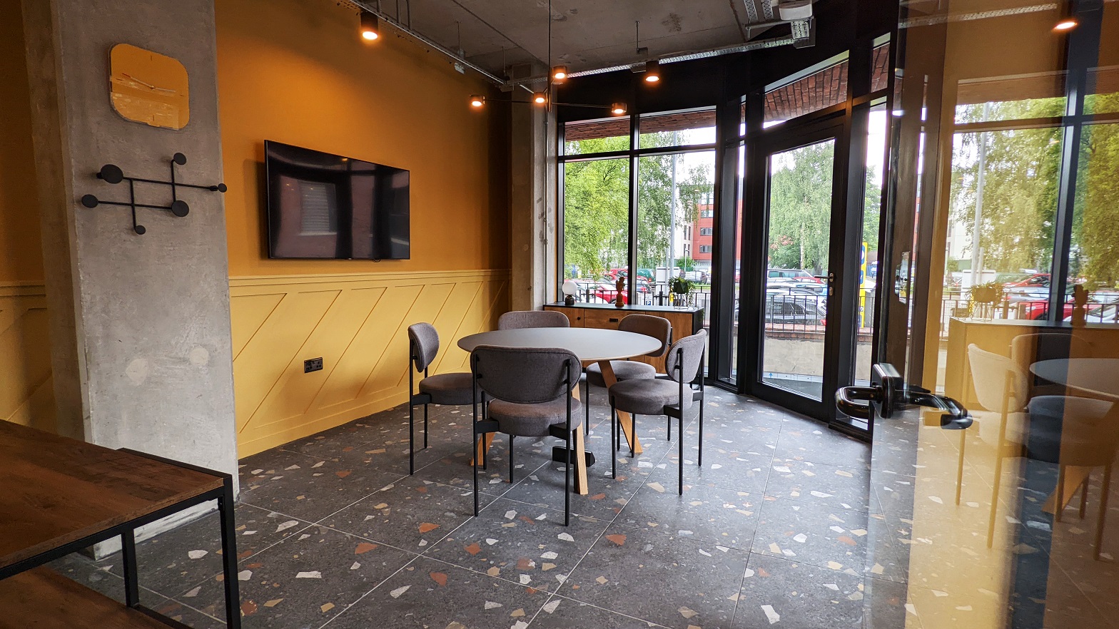 Modern meeting space with round table, ideal for collaborative discussions and presentations.