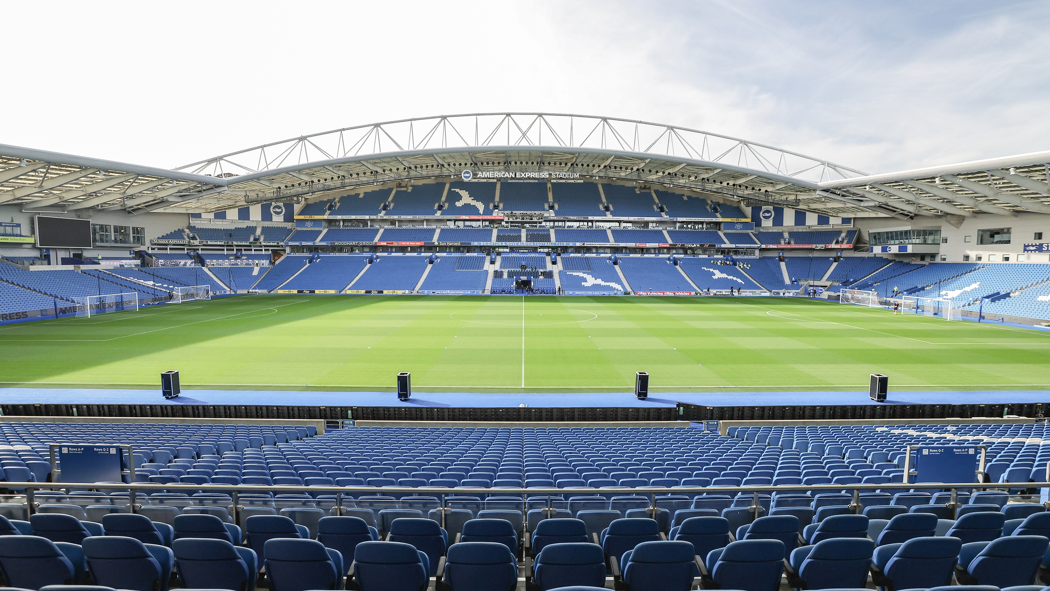 Mayo Wynne Baxter Lounge - d1wvqoowfew.JPG