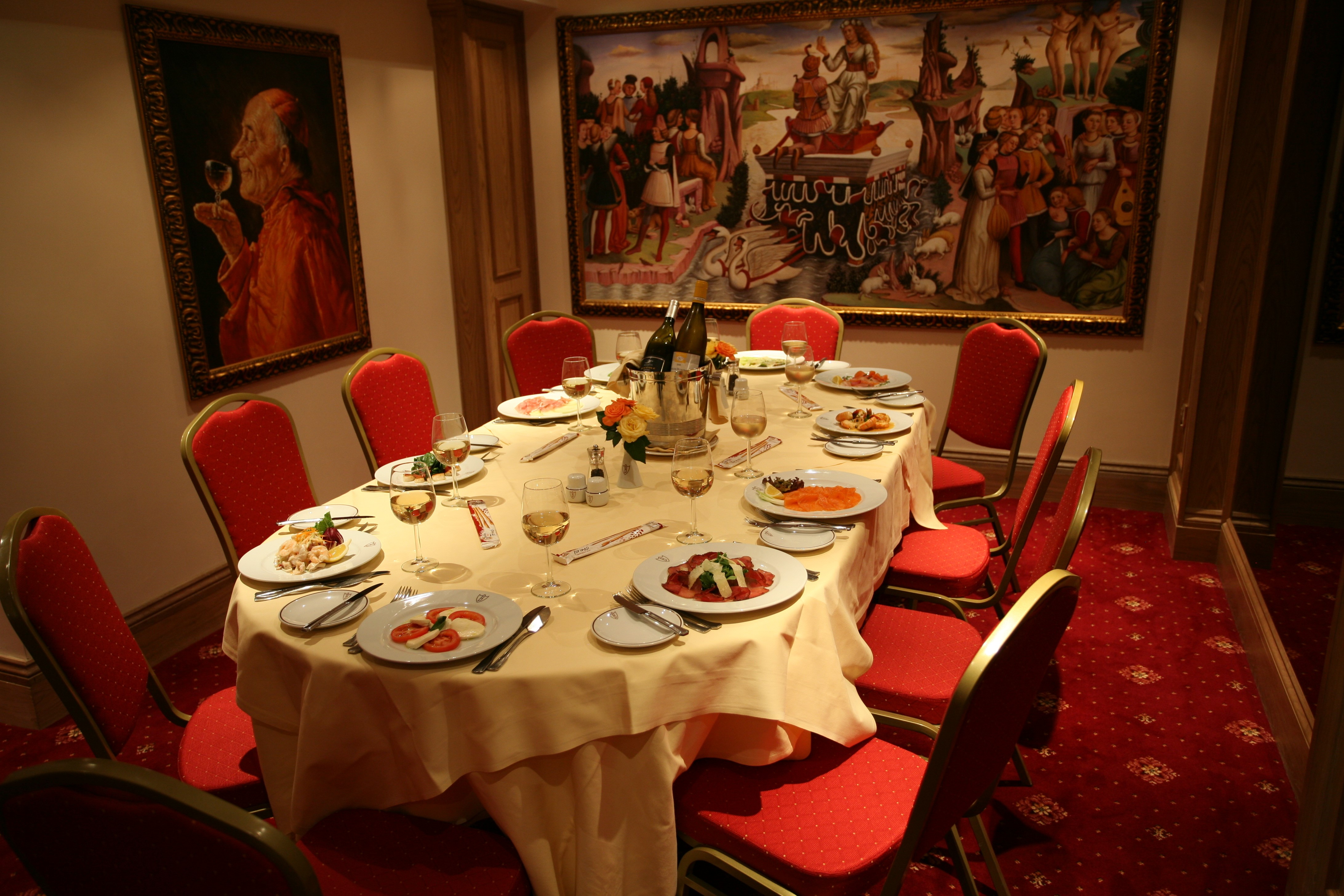 Elegant dining table in Venetian Room, Bolton's Restaurant for corporate dinners and gatherings.