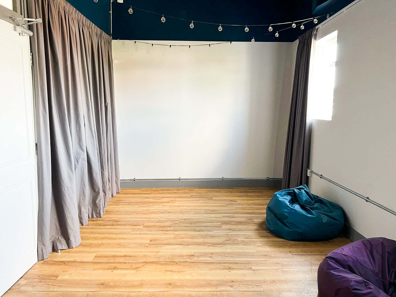 Cinema Room in Birmingham Selina: minimalist design, soft lighting for meetings and events.