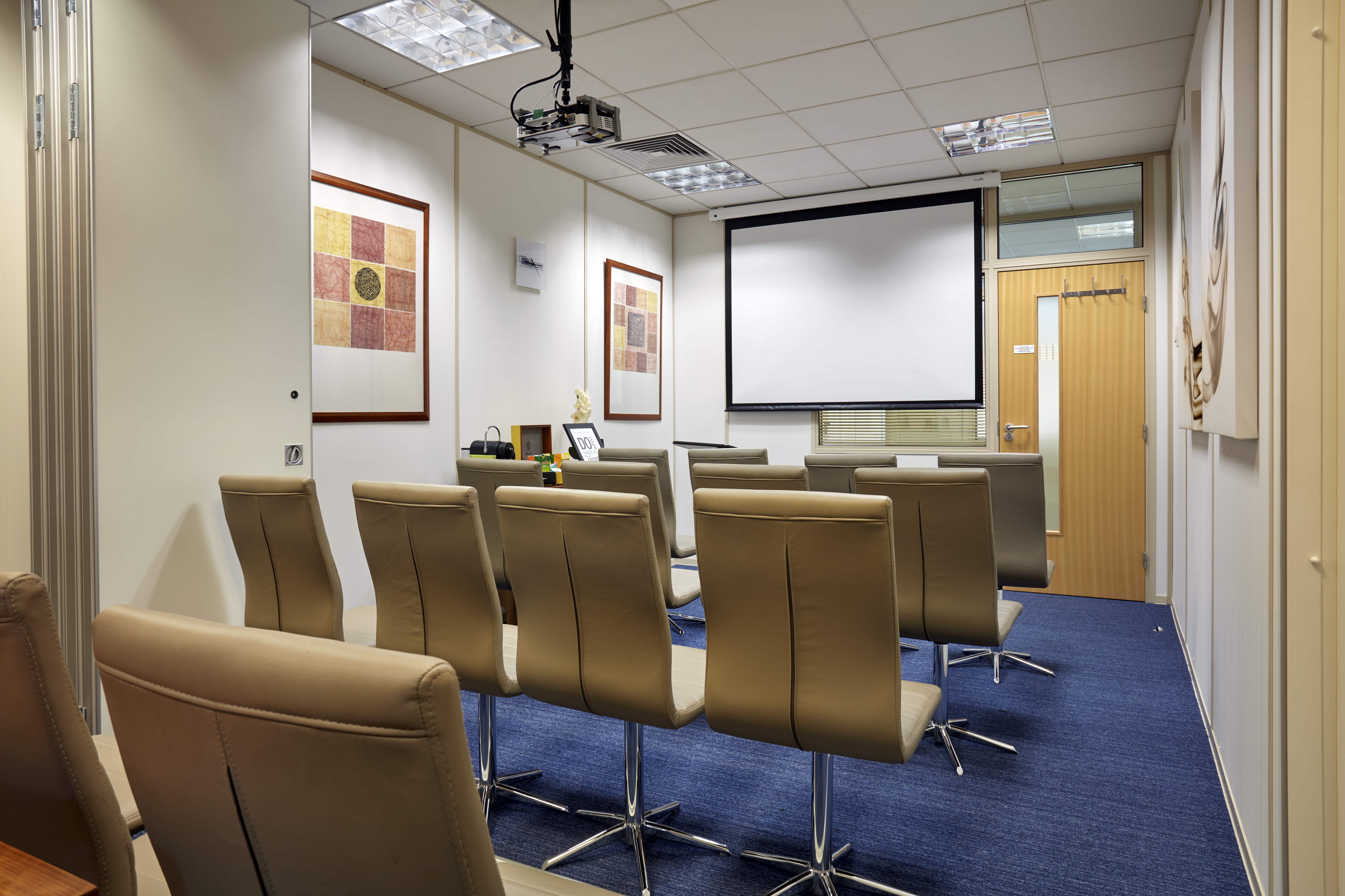Beethoven 1 meeting room with modern seating for presentations and discussions.