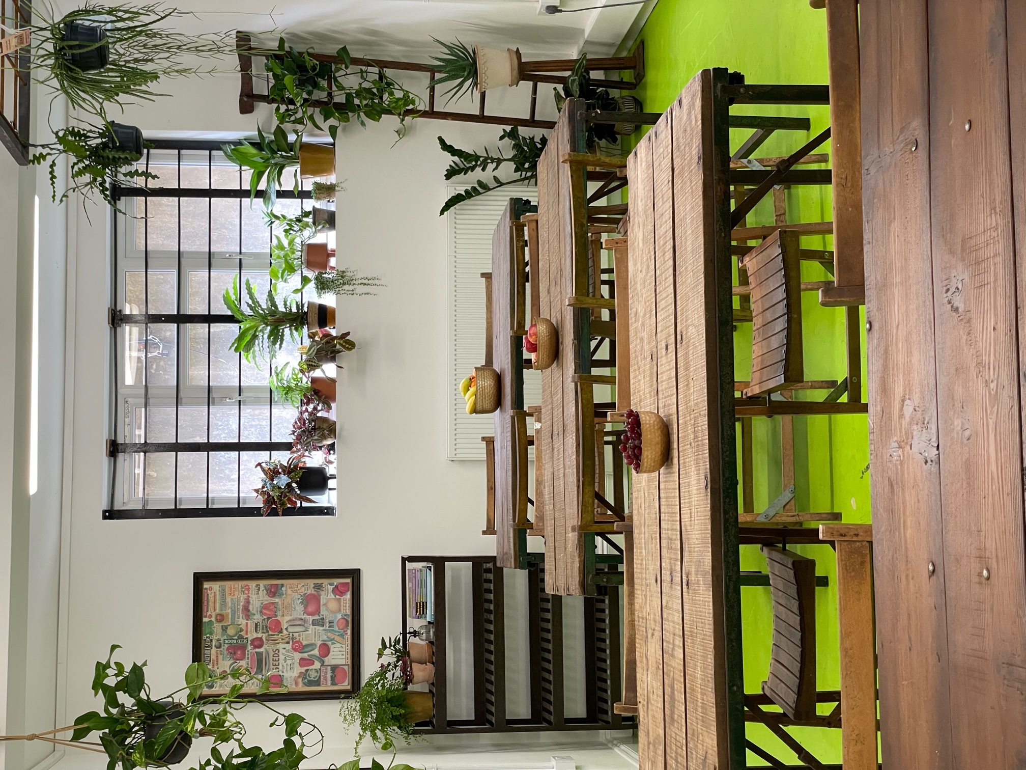 Bright meeting space with rustic tables and greenery for workshops and brainstorming.