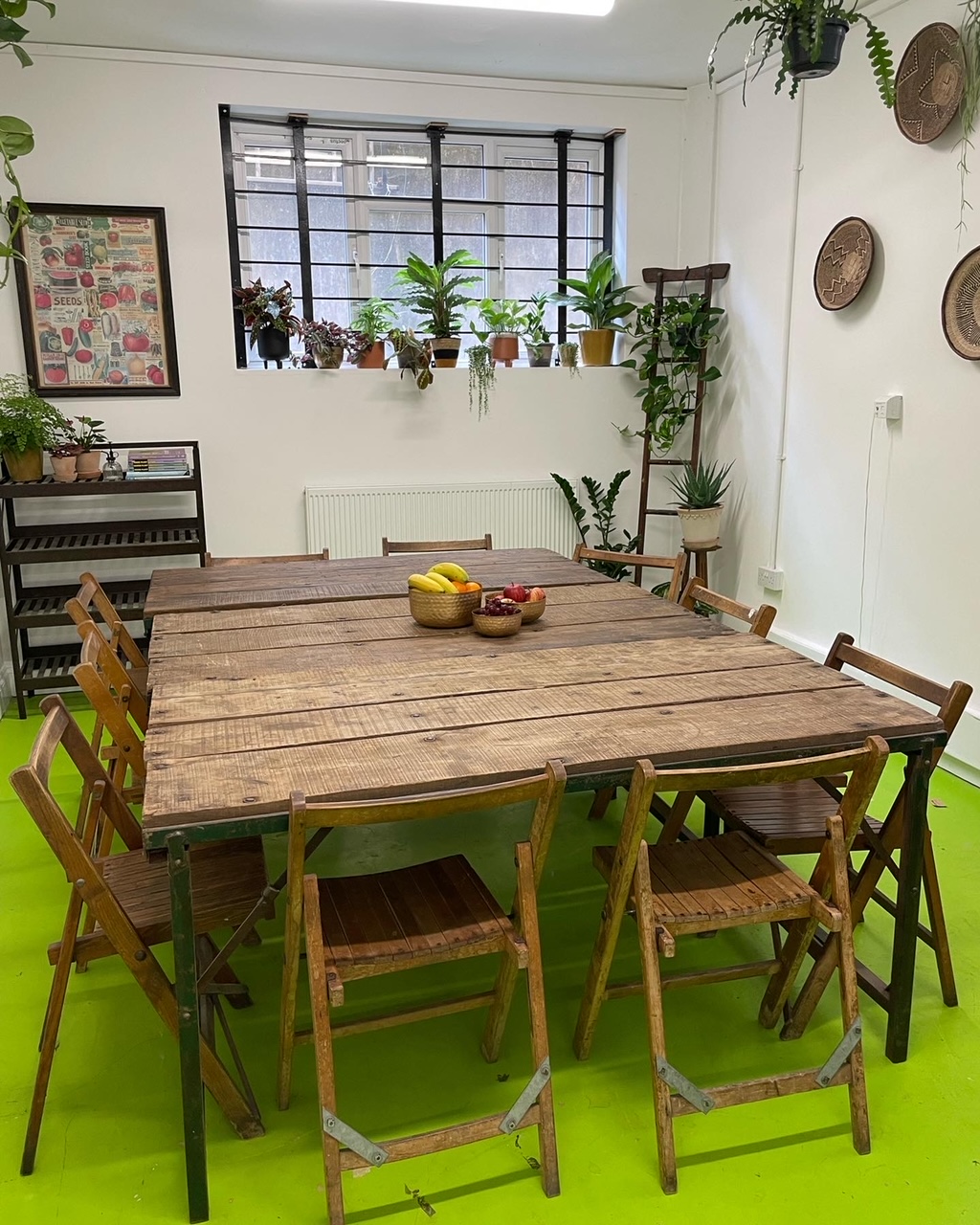 Rustic meeting space with wooden table, ideal for collaborative sessions at Cornercopa.