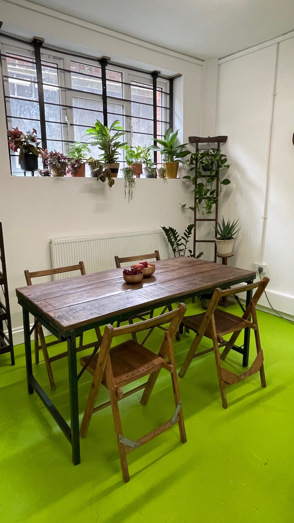 Cozy meeting space with rustic table, ideal for intimate gatherings and brainstorming sessions.