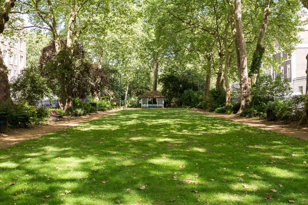 Woburn Square at University of London: lush lawn, ideal for garden parties and corporate retreats.