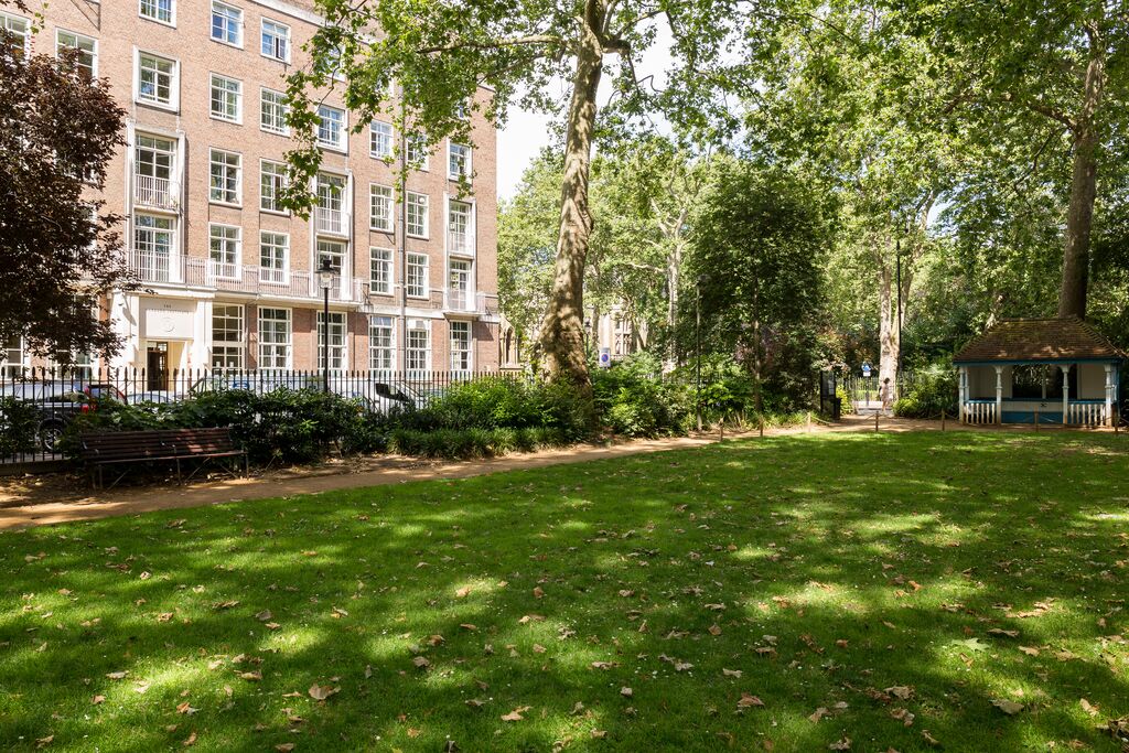Woburn Square at University of London: lush lawn, ideal for outdoor events and networking.