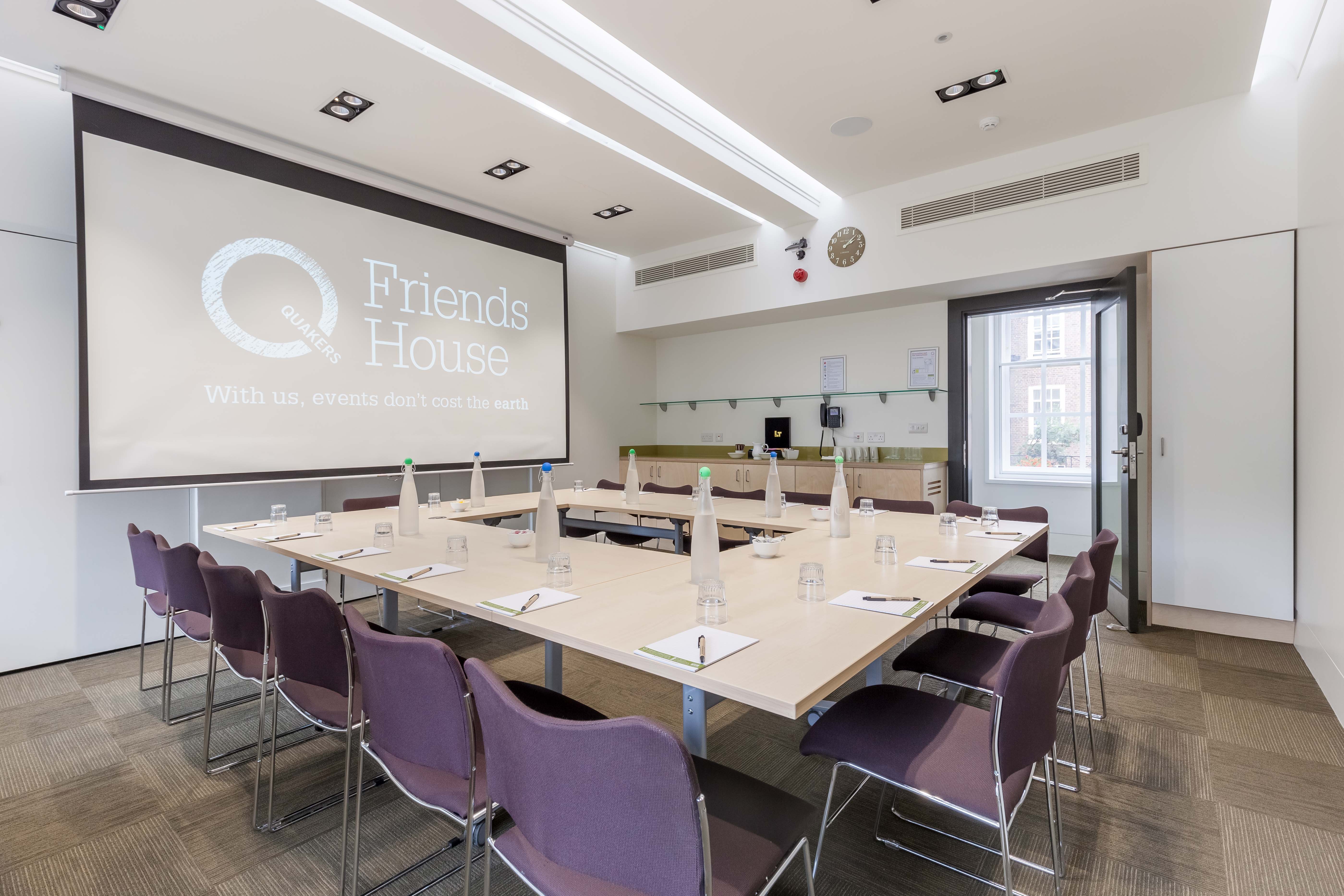 Modern meeting room with large table, ideal for professional gatherings and workshops.