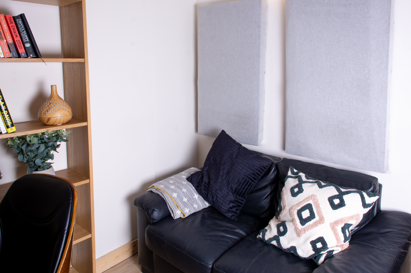 Cozy meeting space with a comfortable couch for creative brainstorming sessions.