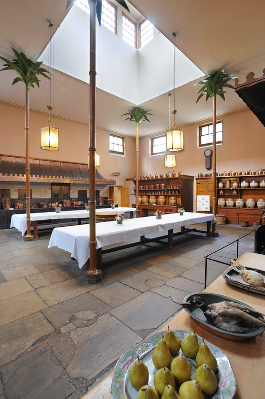 Great Kitchen in Royal Pavilion: rustic decor, ideal for intimate dinners and workshops.