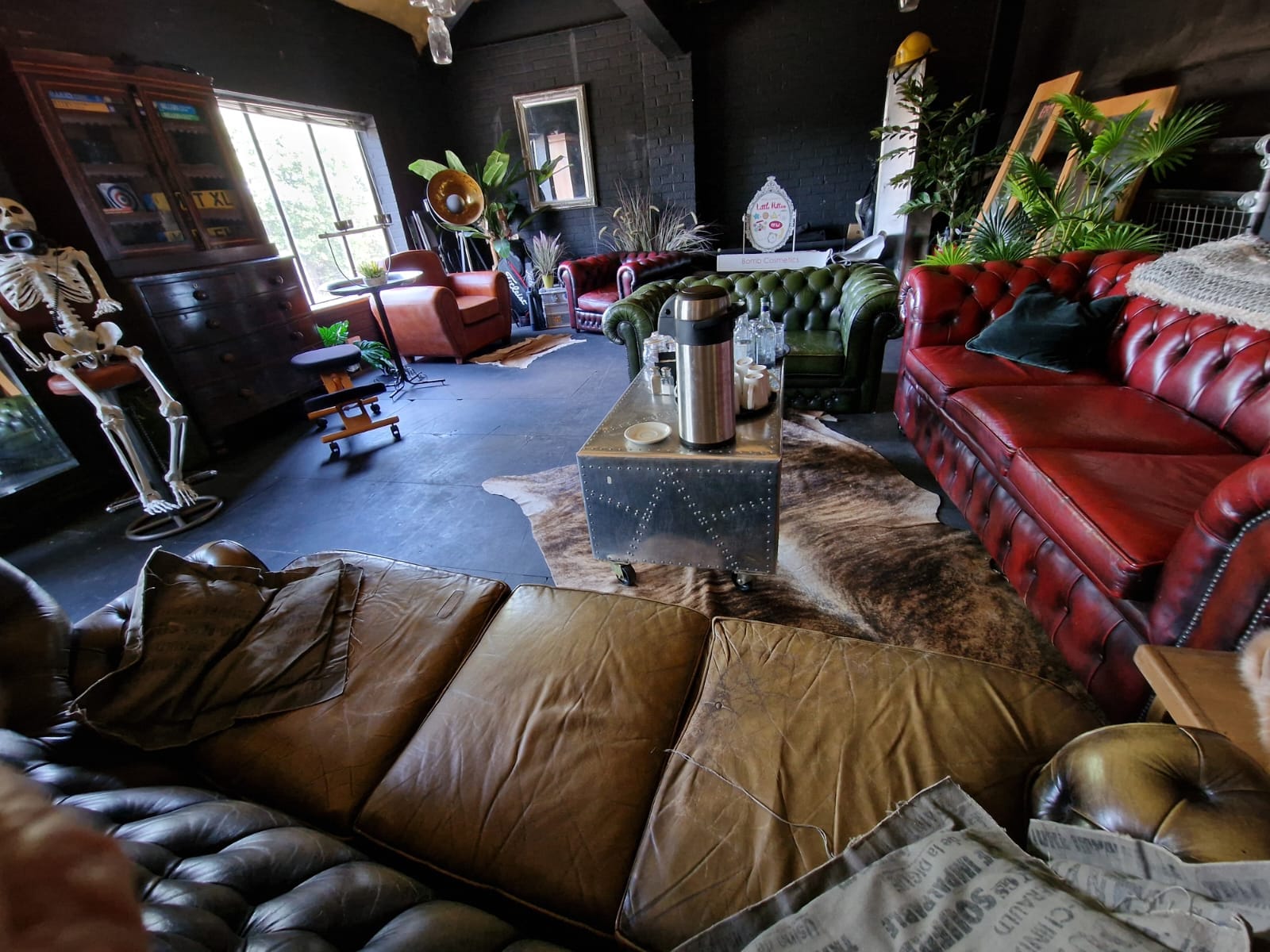 Creative lounge with vintage furniture, perfect for networking events and casual gatherings.