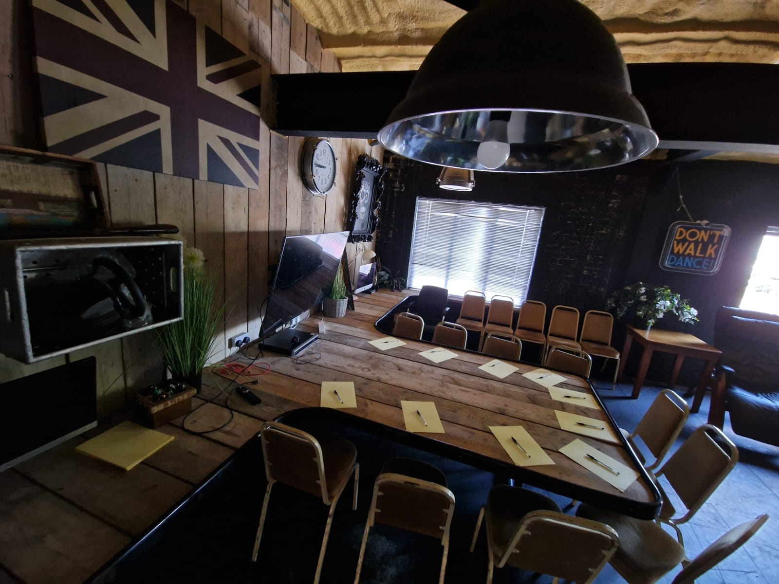 Cozy meeting room with rustic table, perfect for workshops and brainstorming sessions.