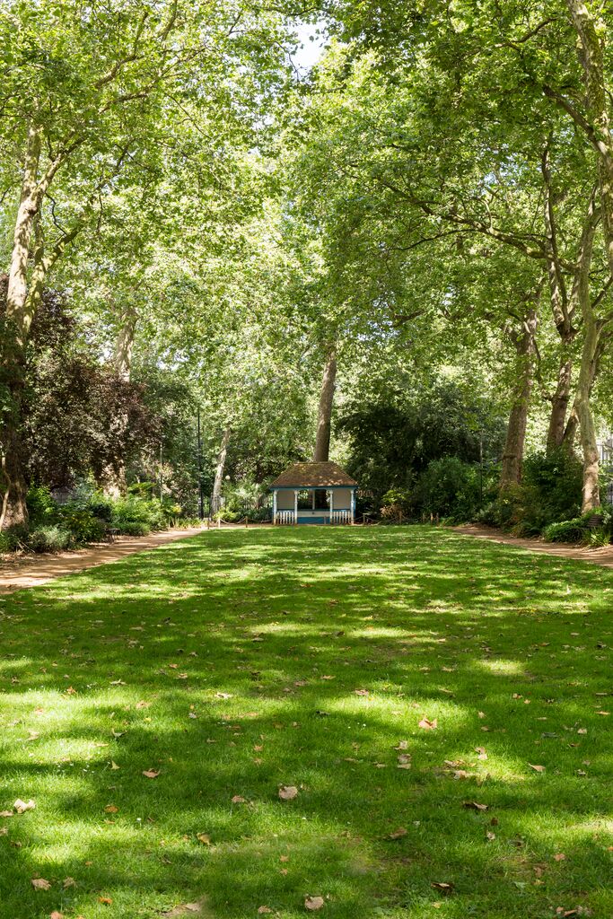 Woburn Square at University of London: lush lawn, ideal for events and retreats.