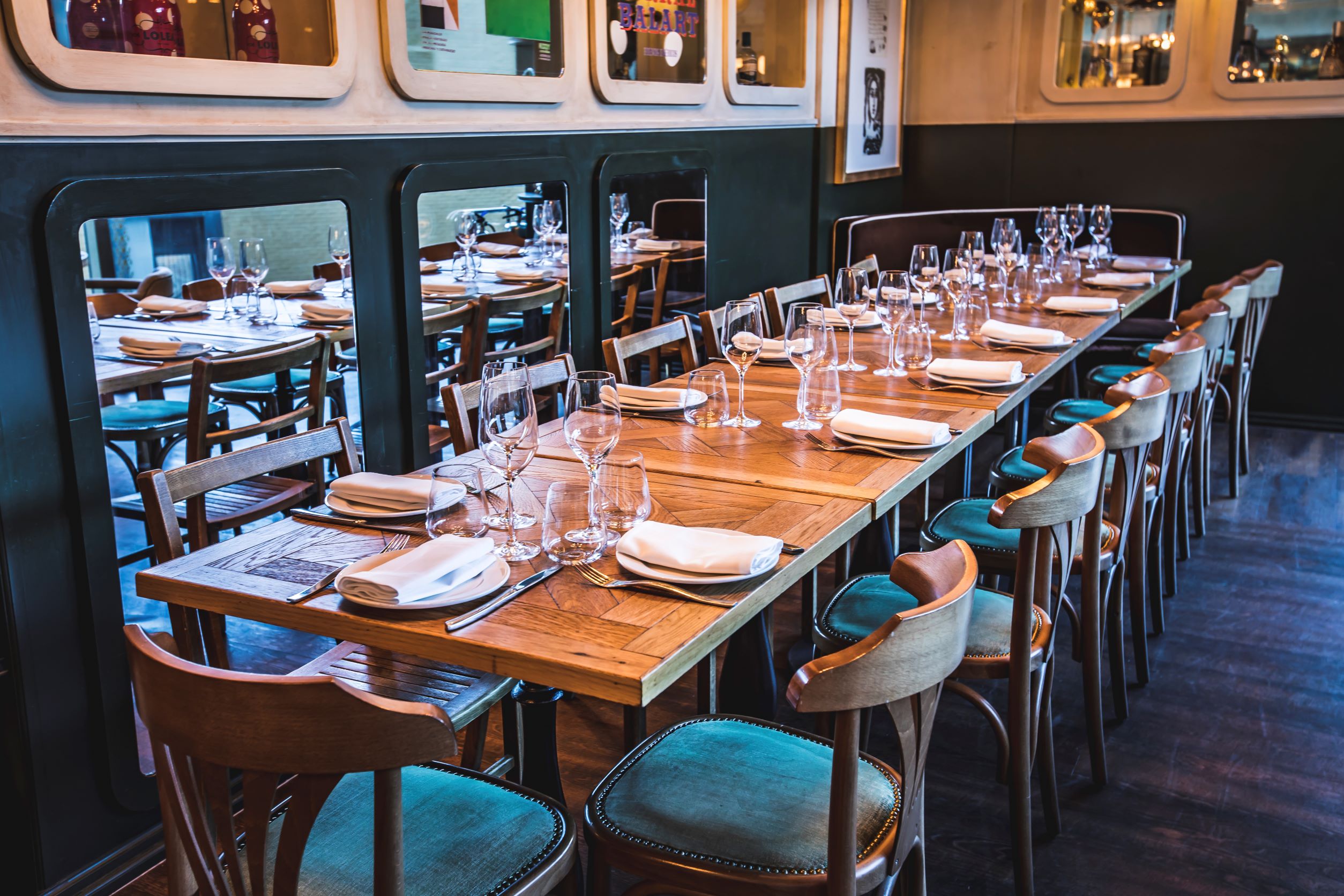 Stylish dining table at Ibérica Victoria, ideal for corporate dinners and private events.