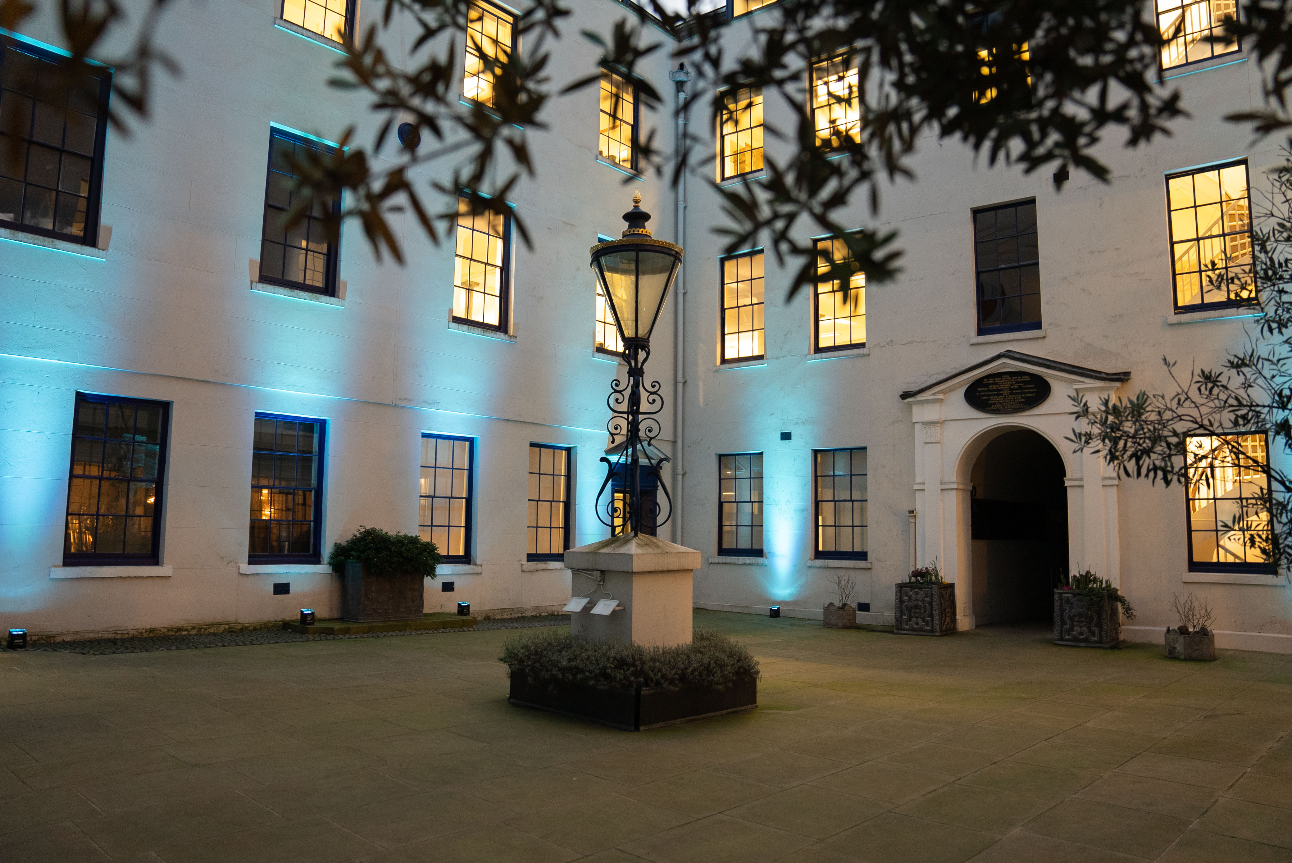 Courtyard and Champagne Bar - 2gzbu3g1f42.jpg