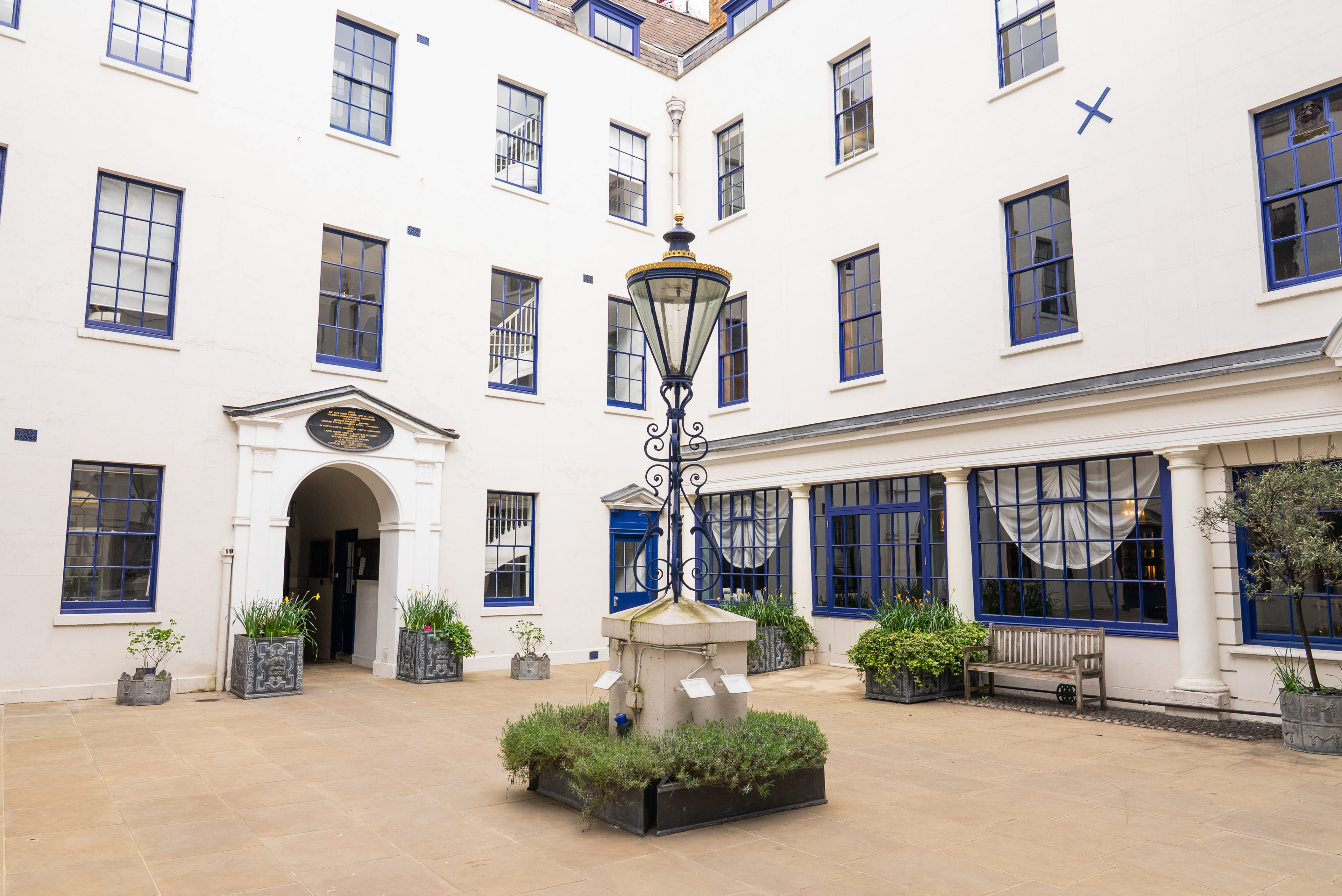 Courtyard and Champagne Bar - 5tuvkorswnt.jpg