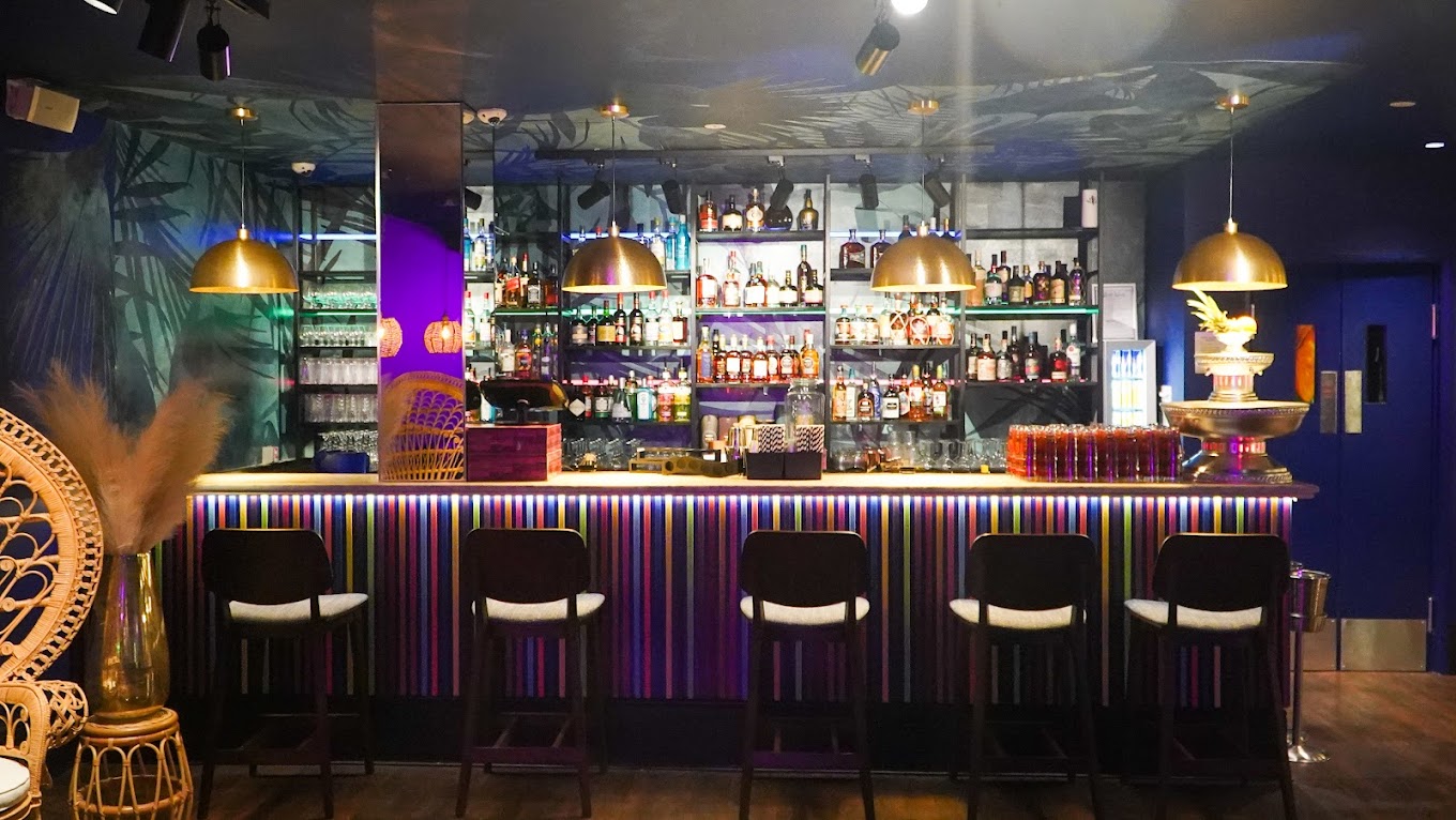 Stylish bar at Cottons Club, ideal for networking events and cocktail receptions.