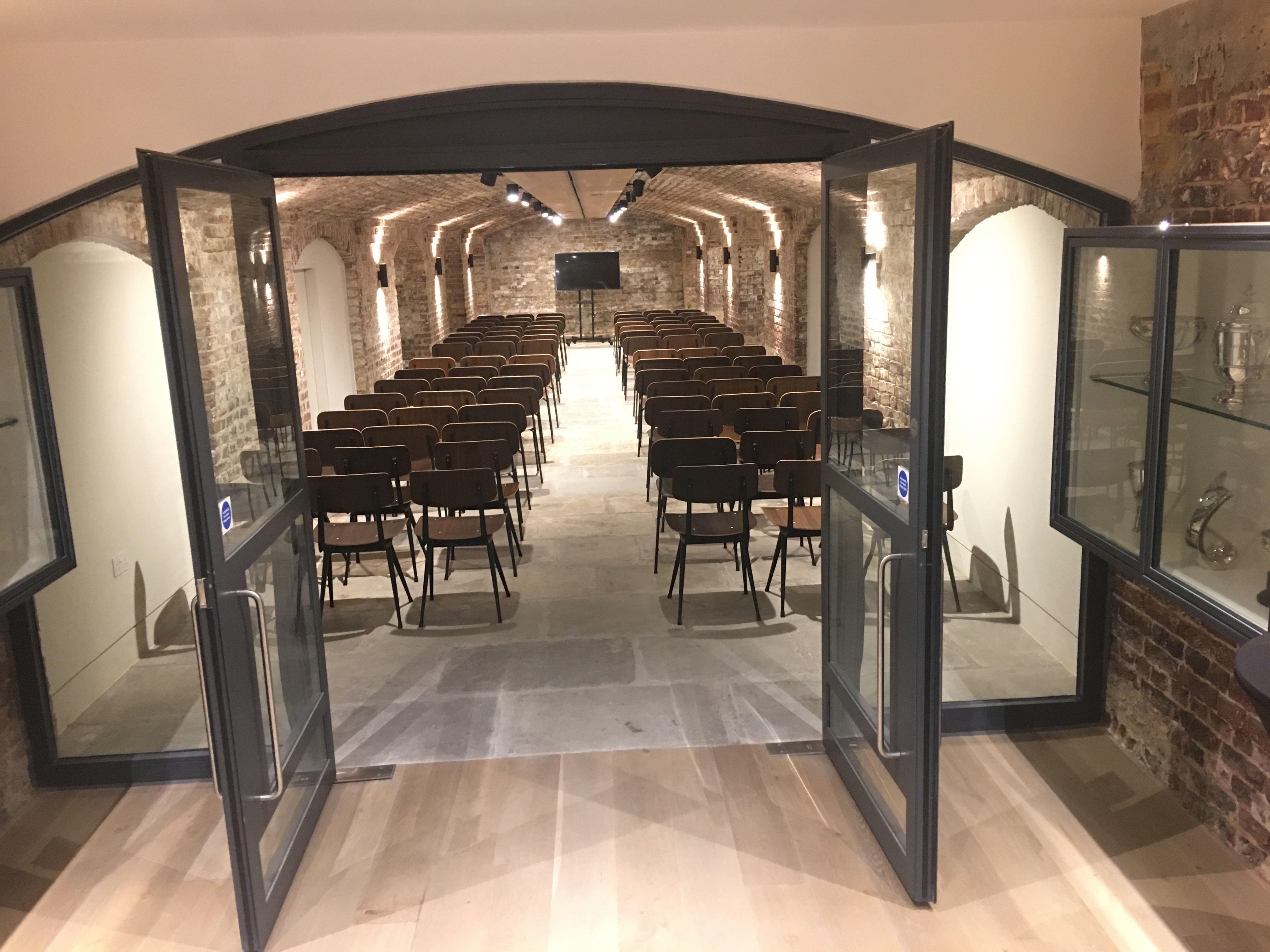 London Bridge Arches - yhu3mjtt1fn.jpg