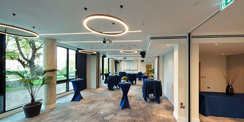 Thames Suite: modern event space with natural light, ideal for networking and meetings.