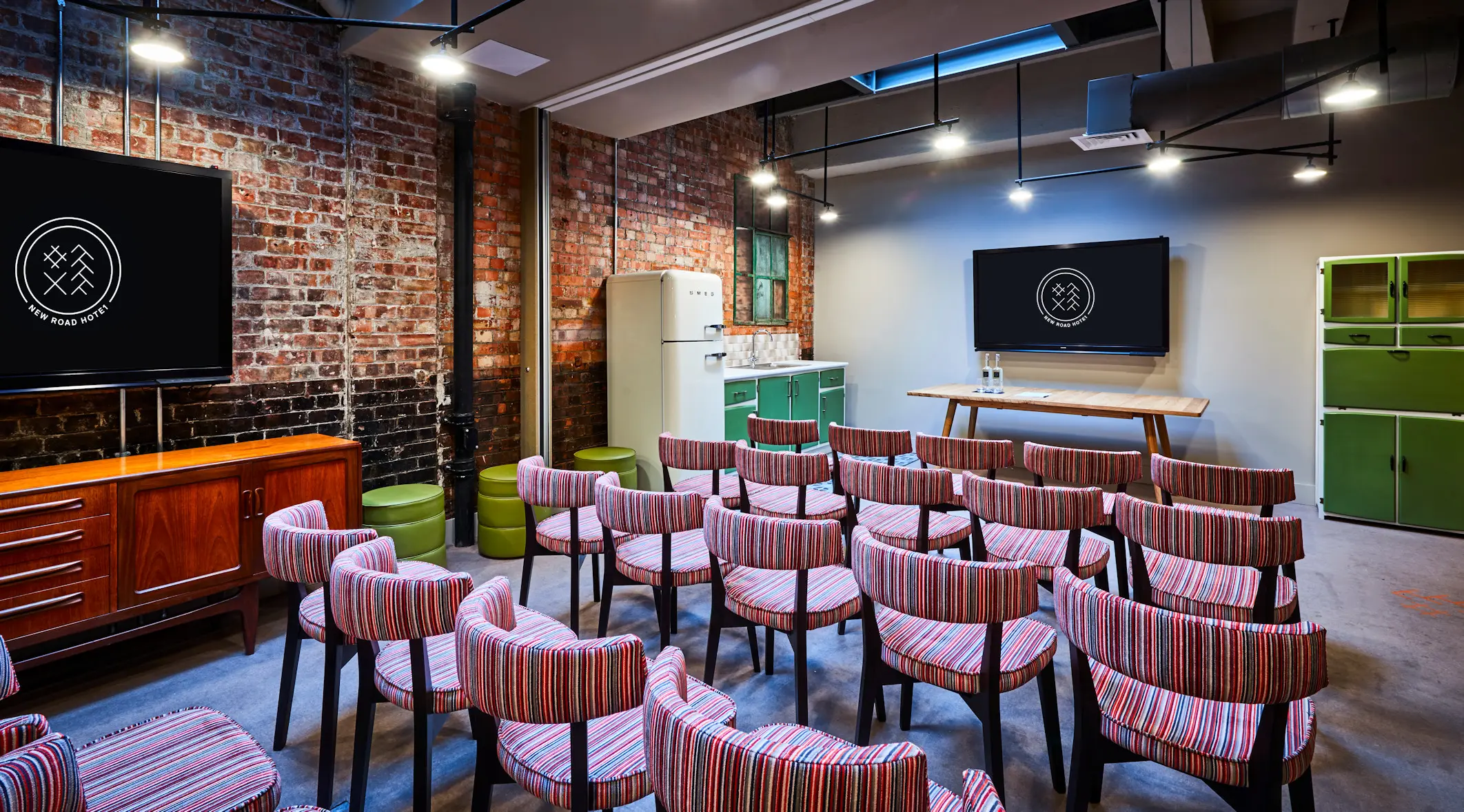 Modern meeting space with exposed brick walls, ideal for workshops and gatherings.