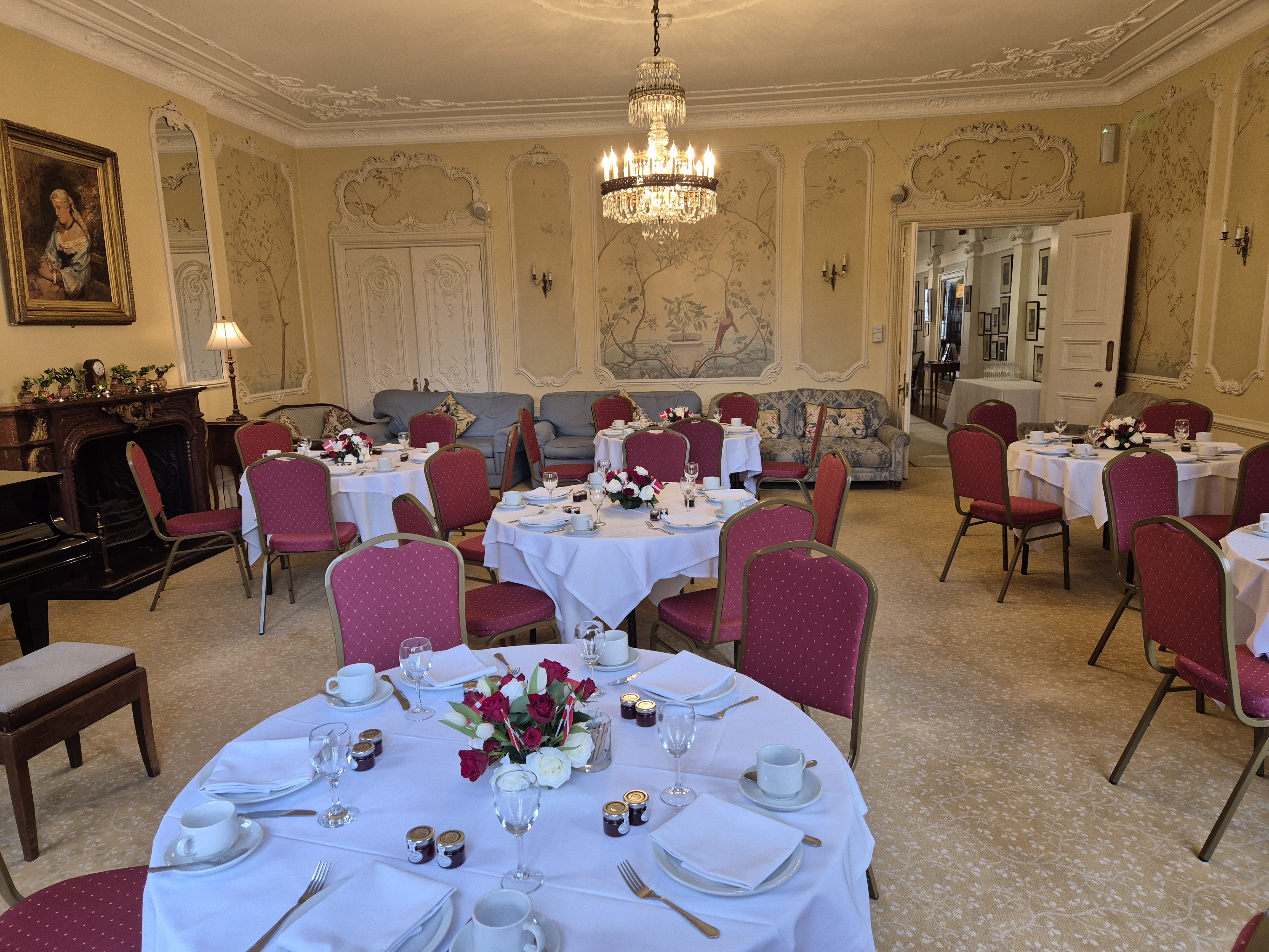 The Drawing Room - zov4klogmgg.jpg