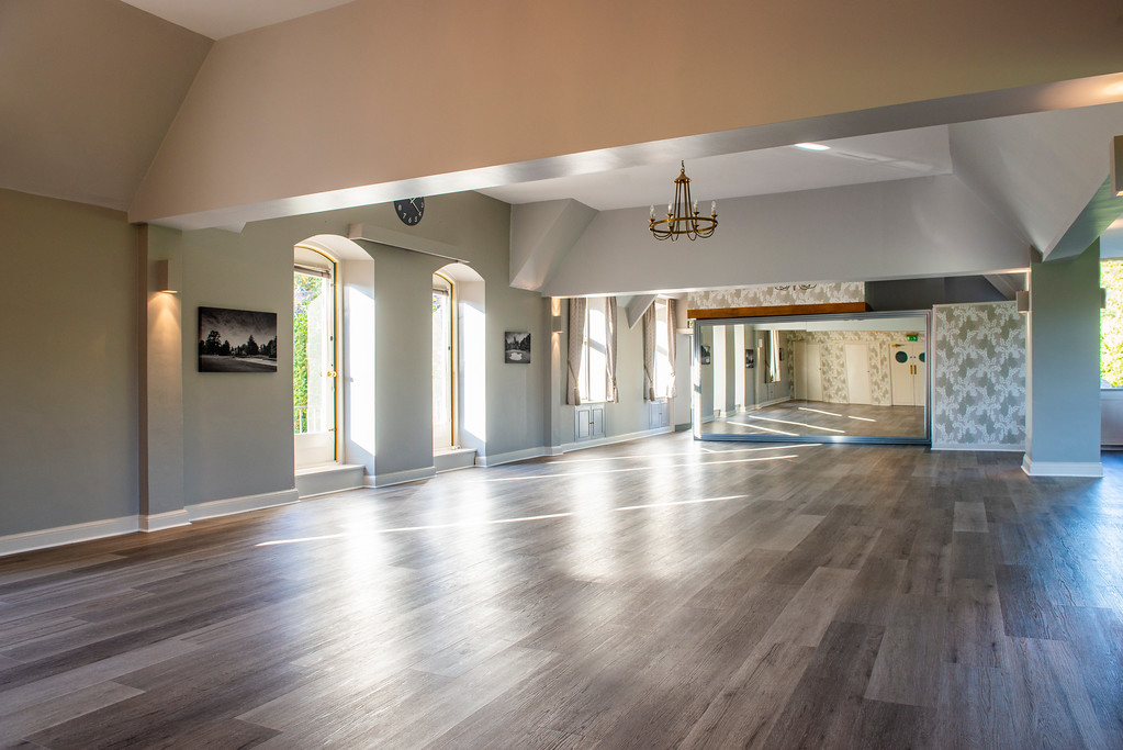 Spacious event venue with large windows, ideal for meetings and gatherings in Badgemore Park.