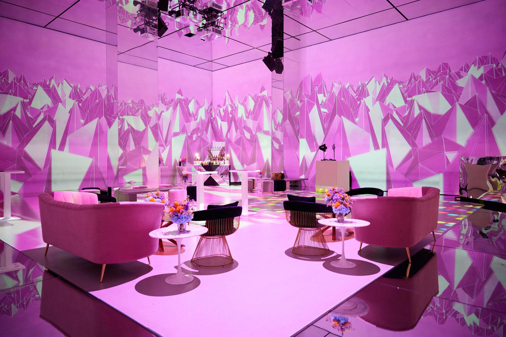 Exclusive Hire - mzw4qv4o52g.jpg