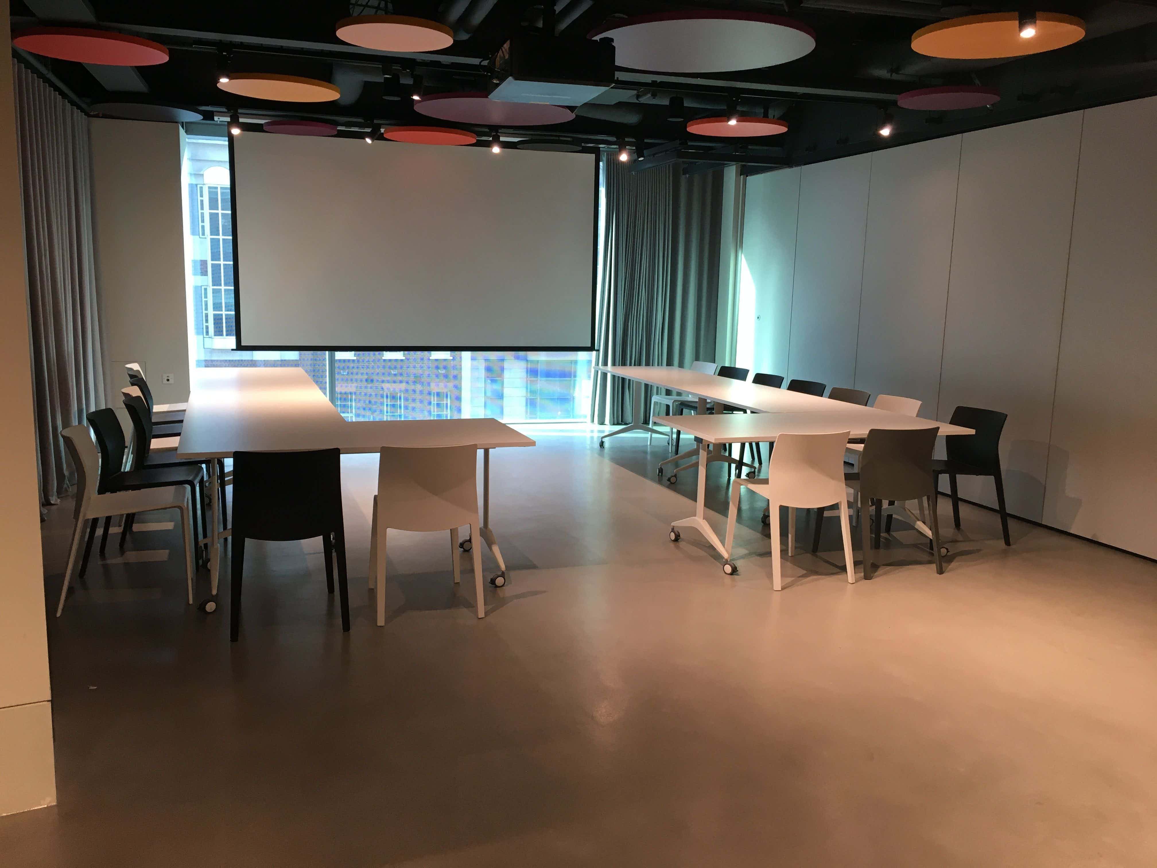 Modern meeting room at Half Event Space, ideal for presentations and brainstorming.