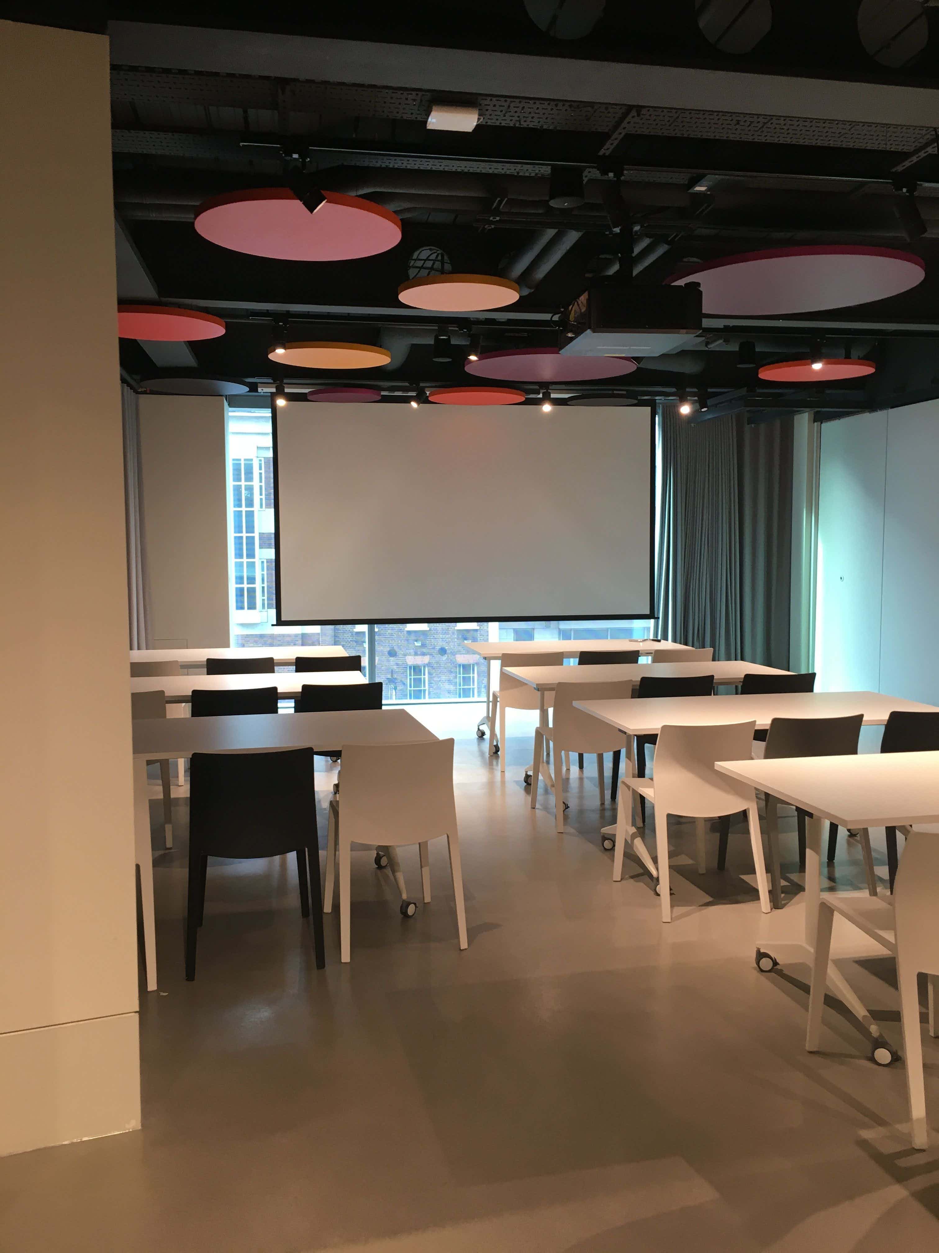 Modern meeting space with movable furniture for flexible events and workshops at HubHub.