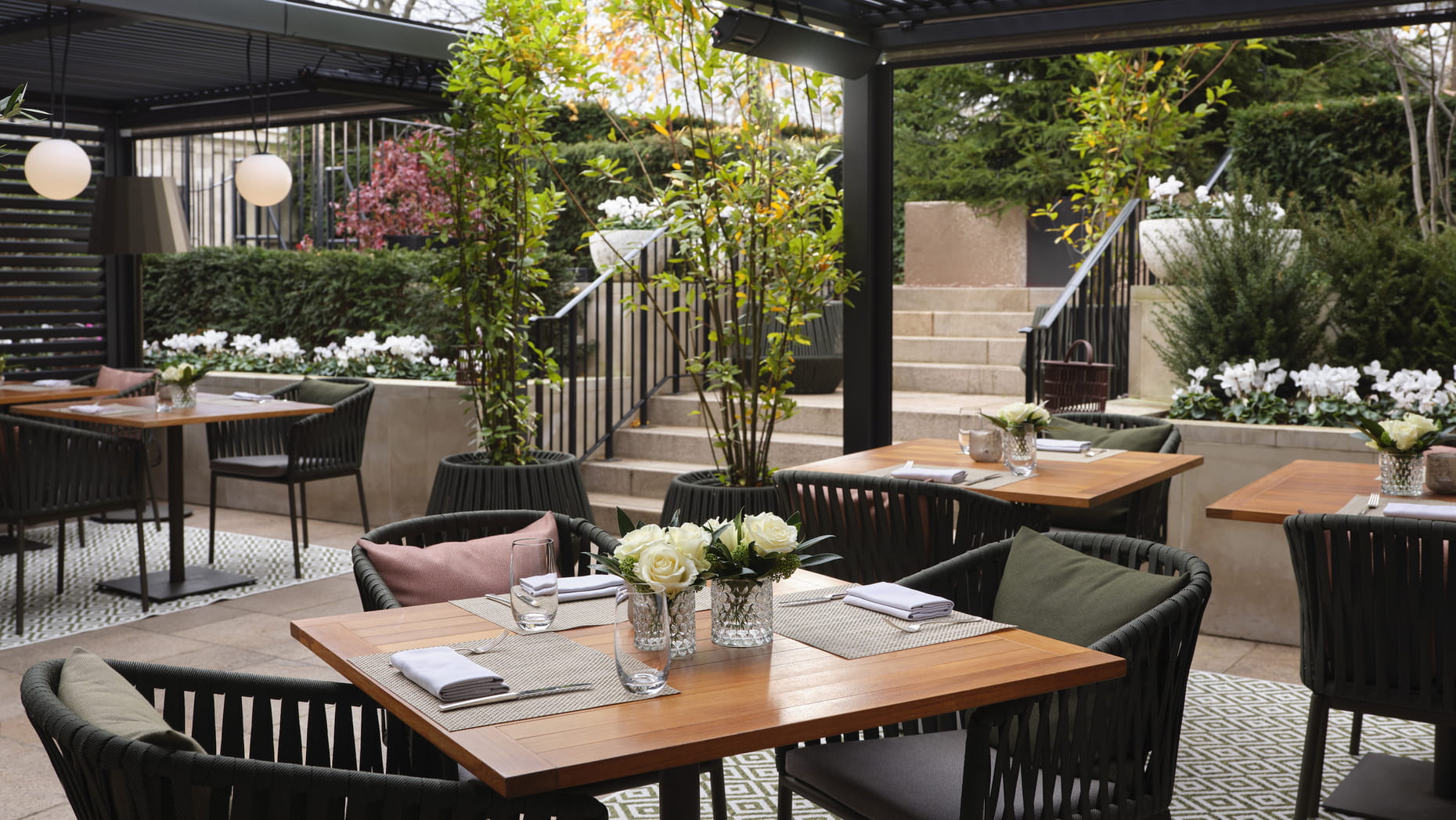Elegant outdoor dining at Four Seasons Hotel London, perfect for upscale events.