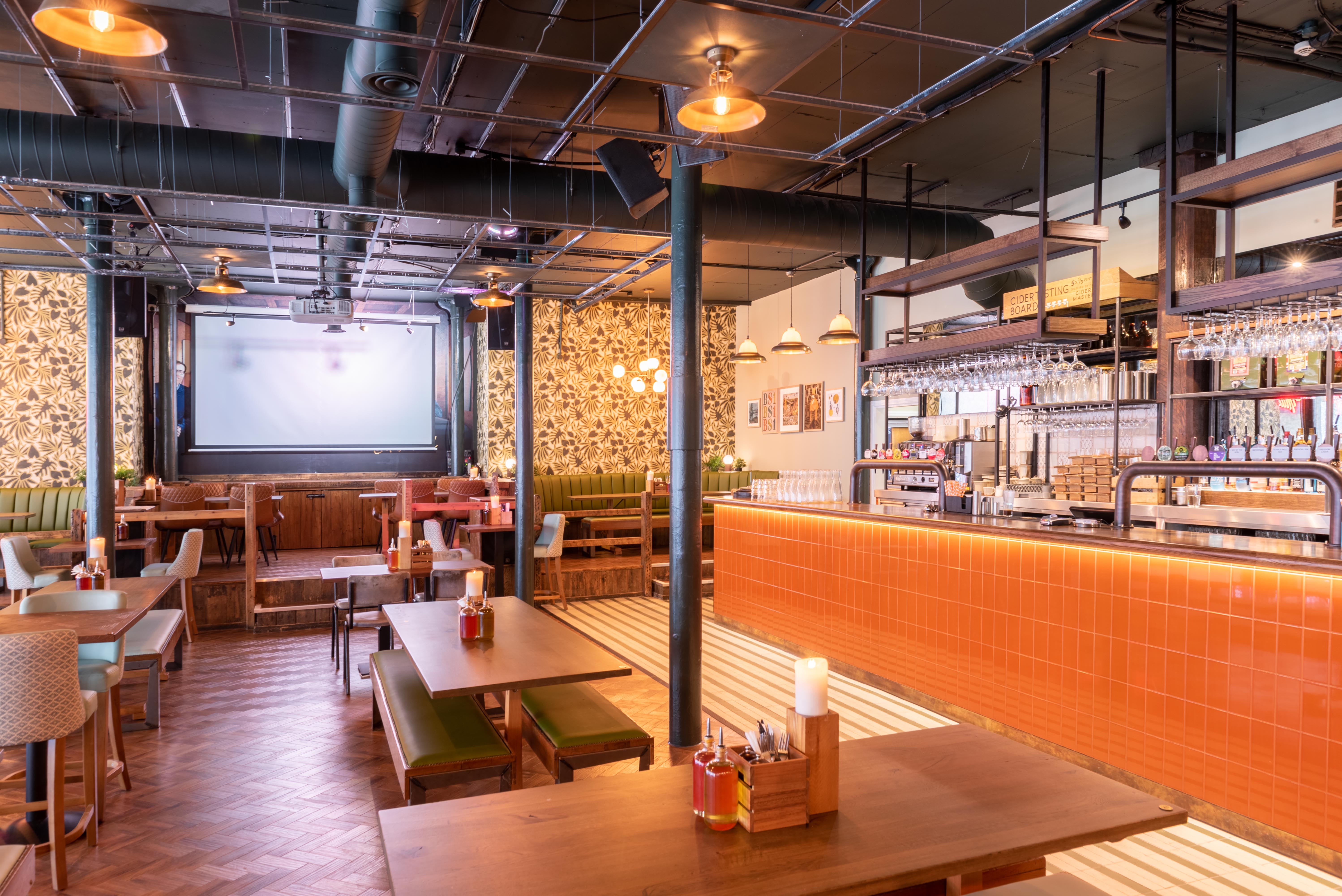 Modern event space with stylish bar, ideal for corporate meetings and social gatherings.