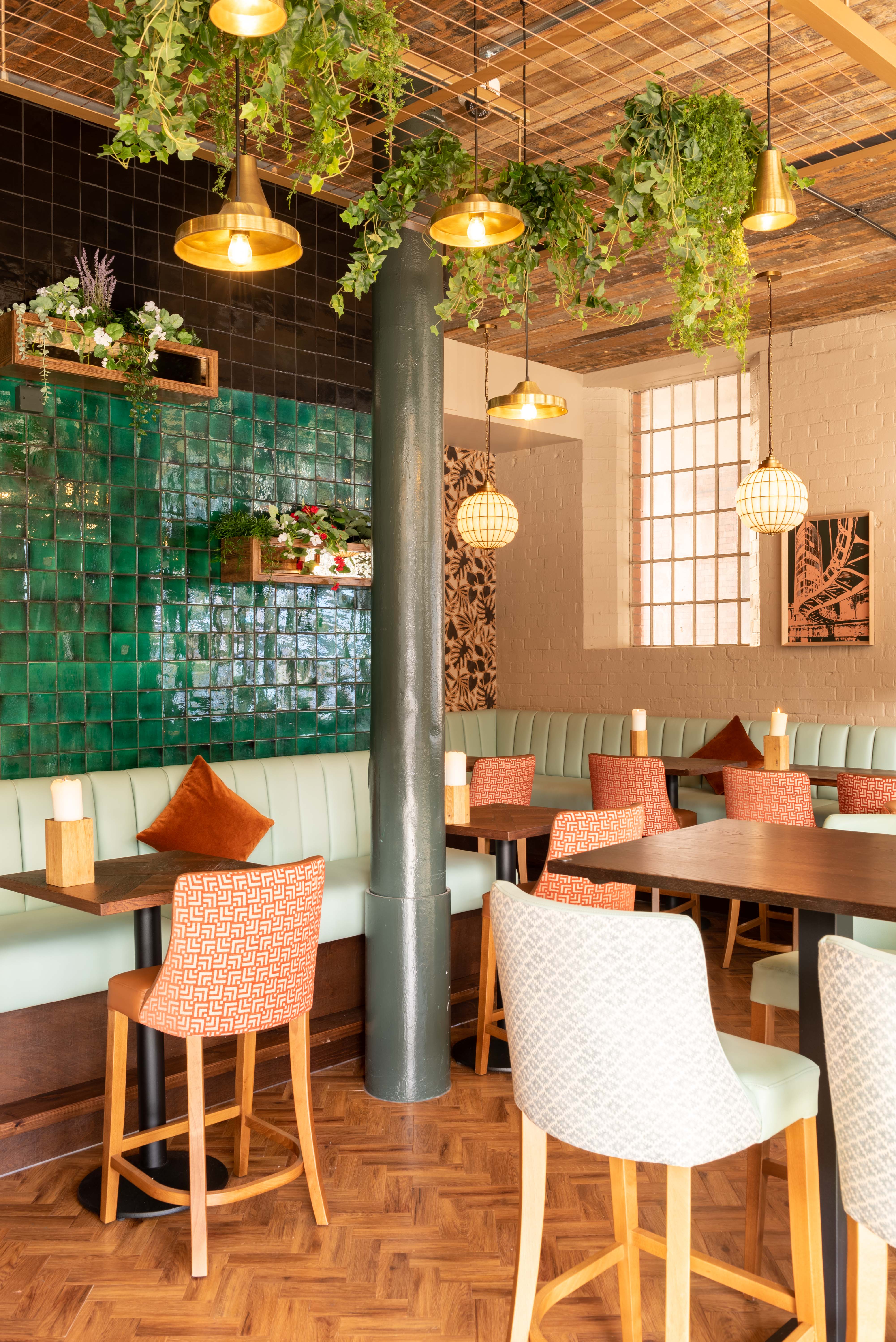 Stylish dining space with green tile wall, ideal for corporate meetings and networking events.