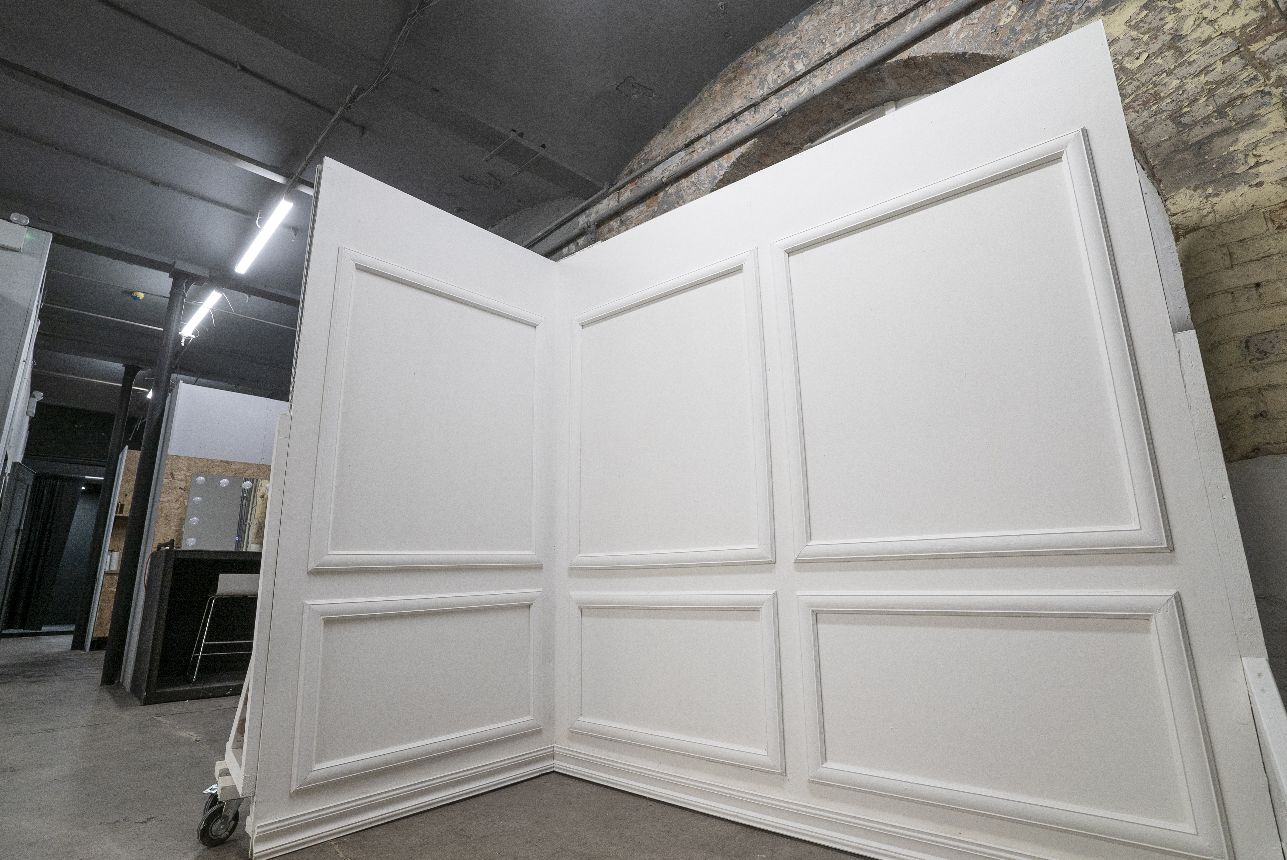 Customizable backdrop at XL STUDIO for elegant conferences and trade shows.