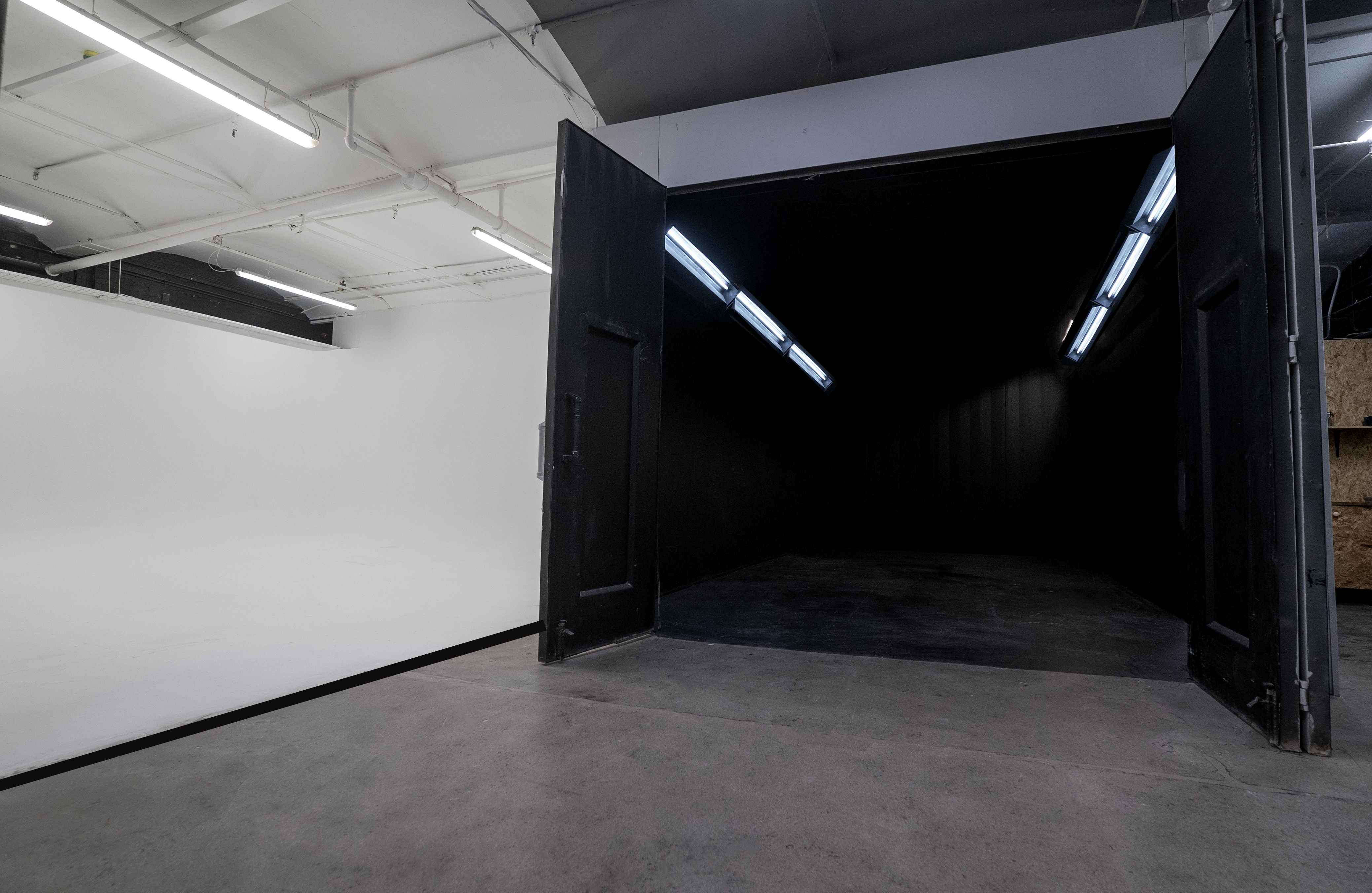 XL STUDIO event space with bright white area and dark room for exhibitions and product launches.