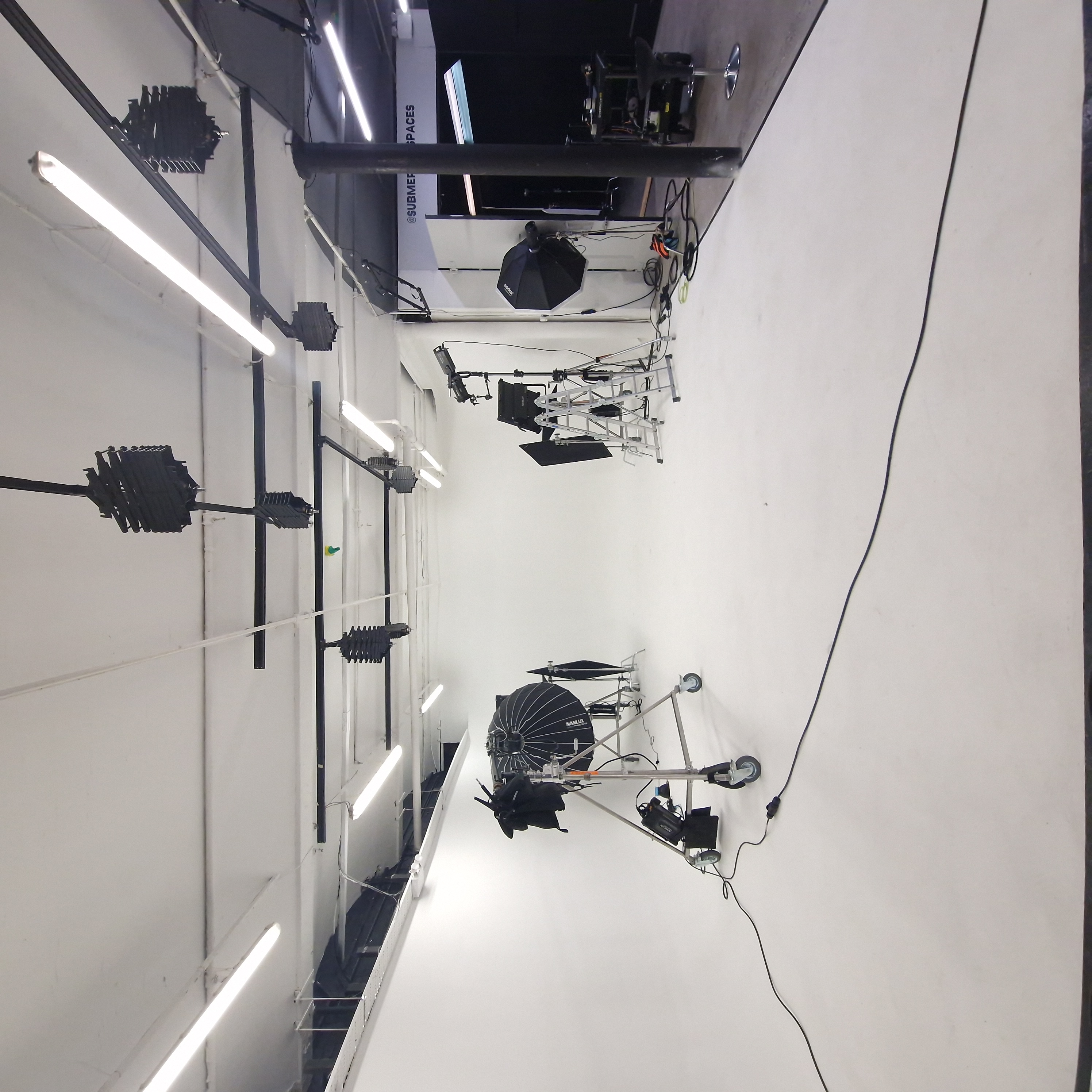 Versatile XL STUDIO with clean white backdrop for events and photo shoots.