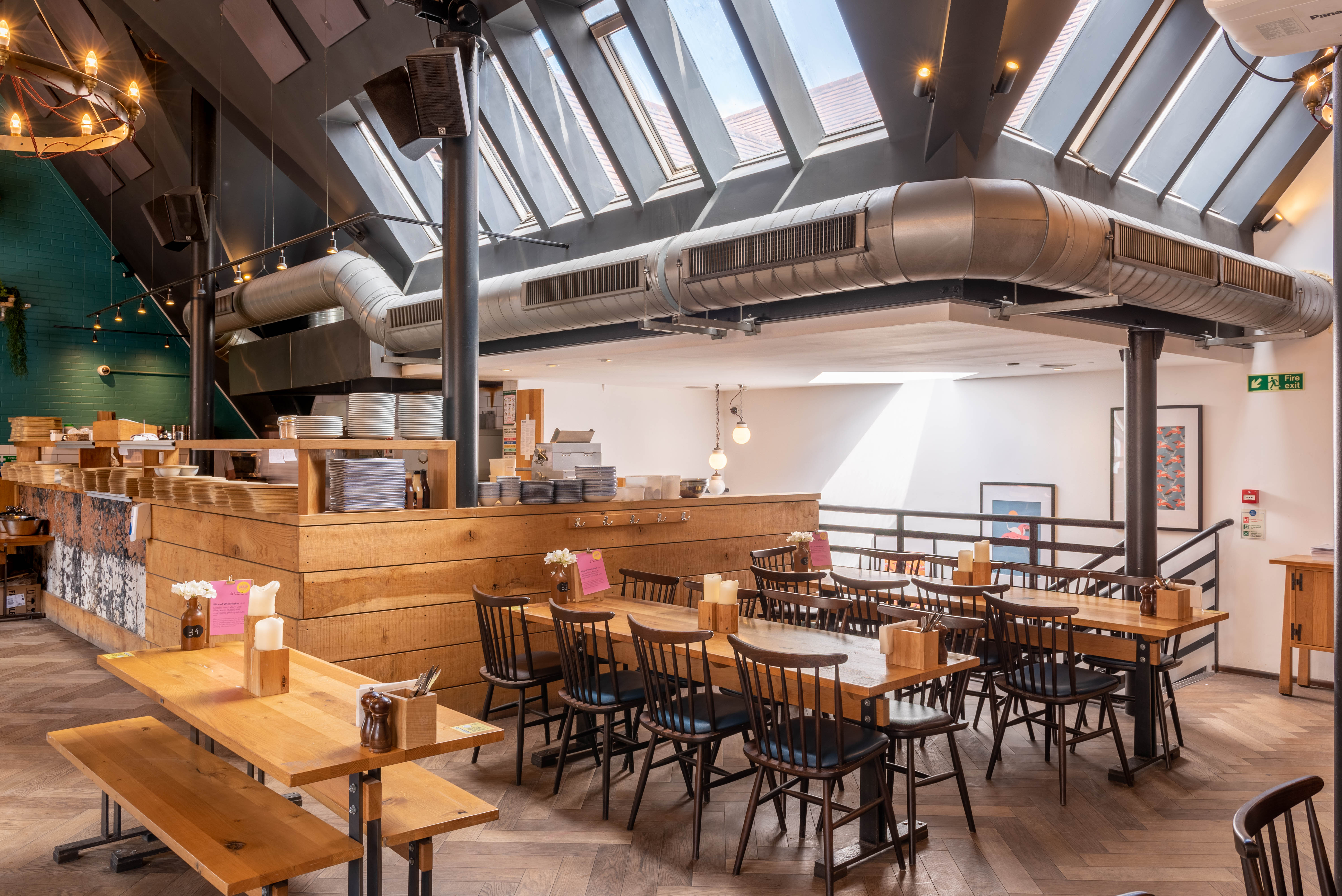 Modern restaurant with high ceilings, ideal for casual meetings and events.