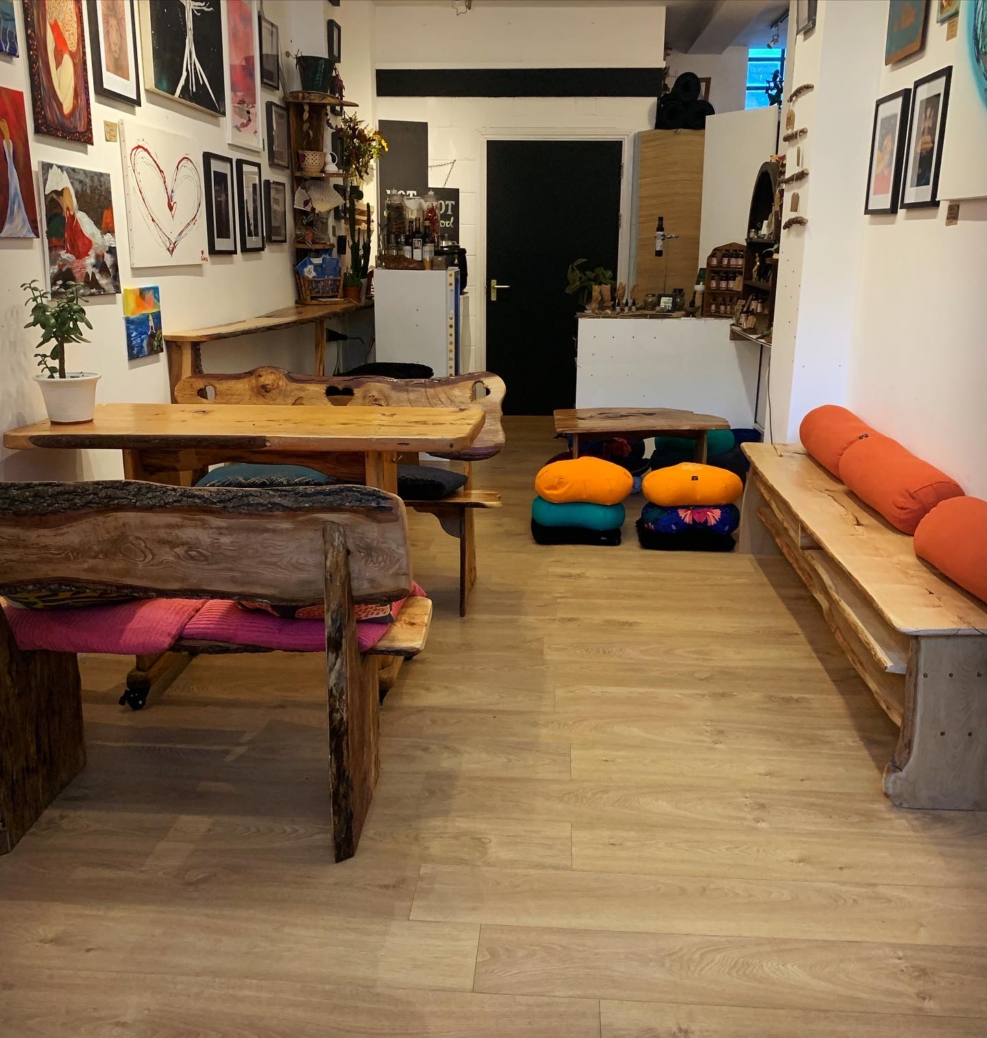 Cozy Sunflower Studio with rustic furniture, ideal for workshops and team-building events.