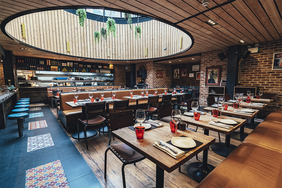 Modern restaurant with circular skylight, ideal for corporate events and social gatherings.