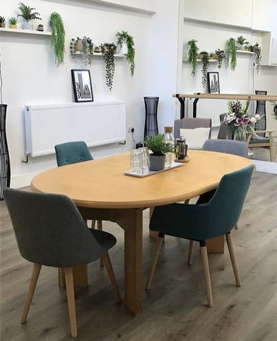 Modern meeting space with oval table, ideal for brainstorming and collaboration.