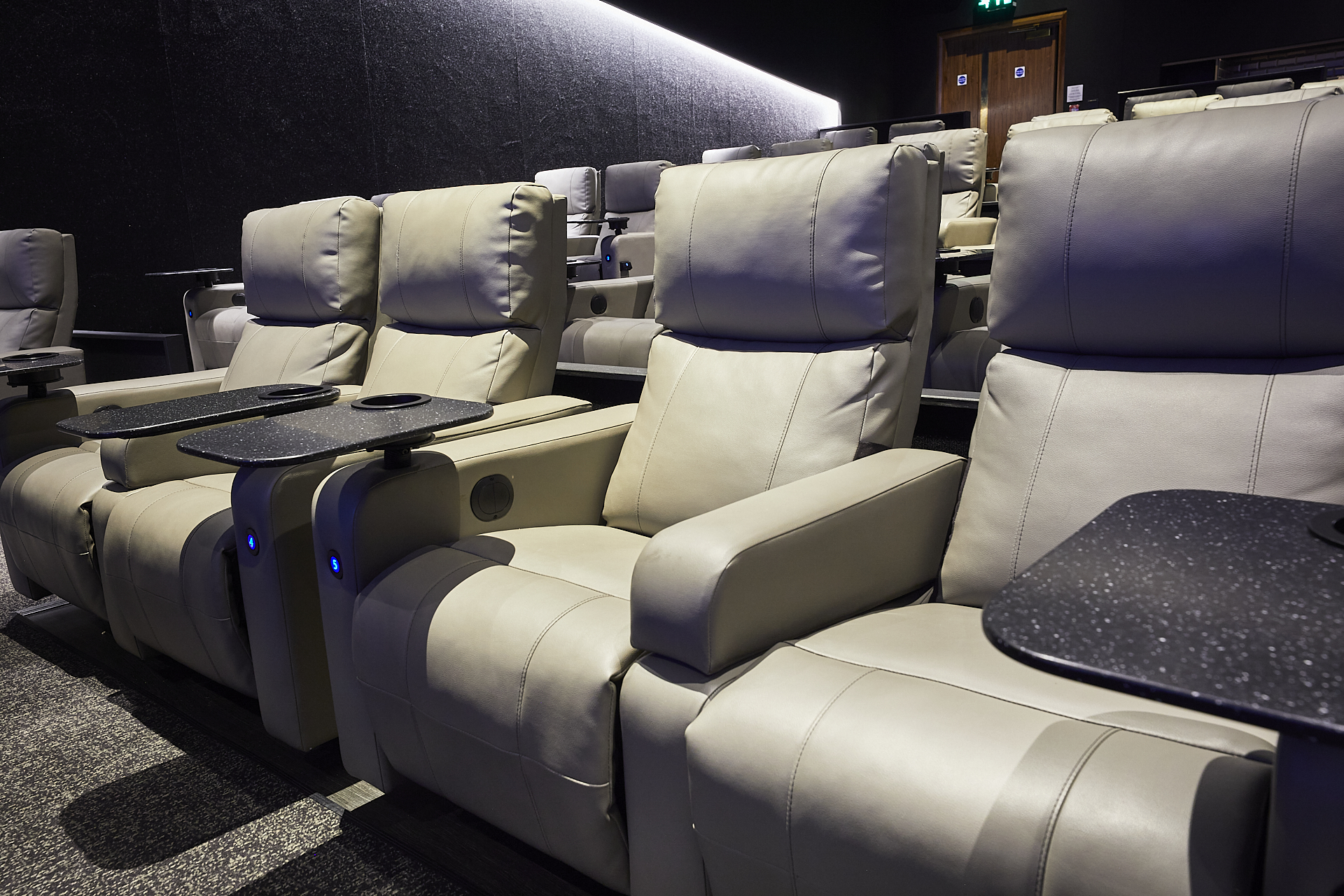 SCREEN 6 - 1uduix1xrz4.jpg