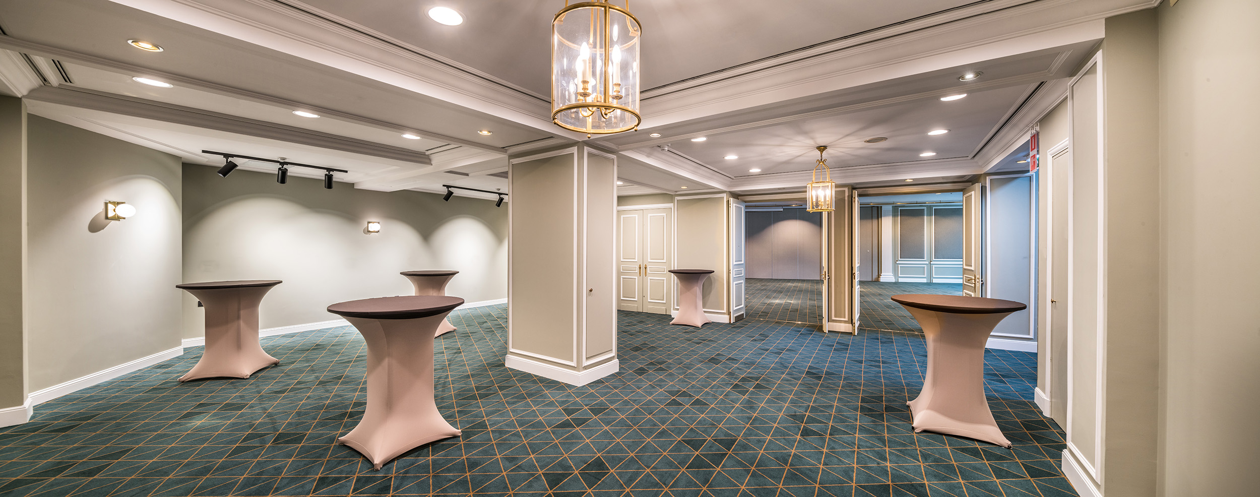 Elegant Ballroom Elisabeth in Hilton Brussels for networking receptions and gatherings.