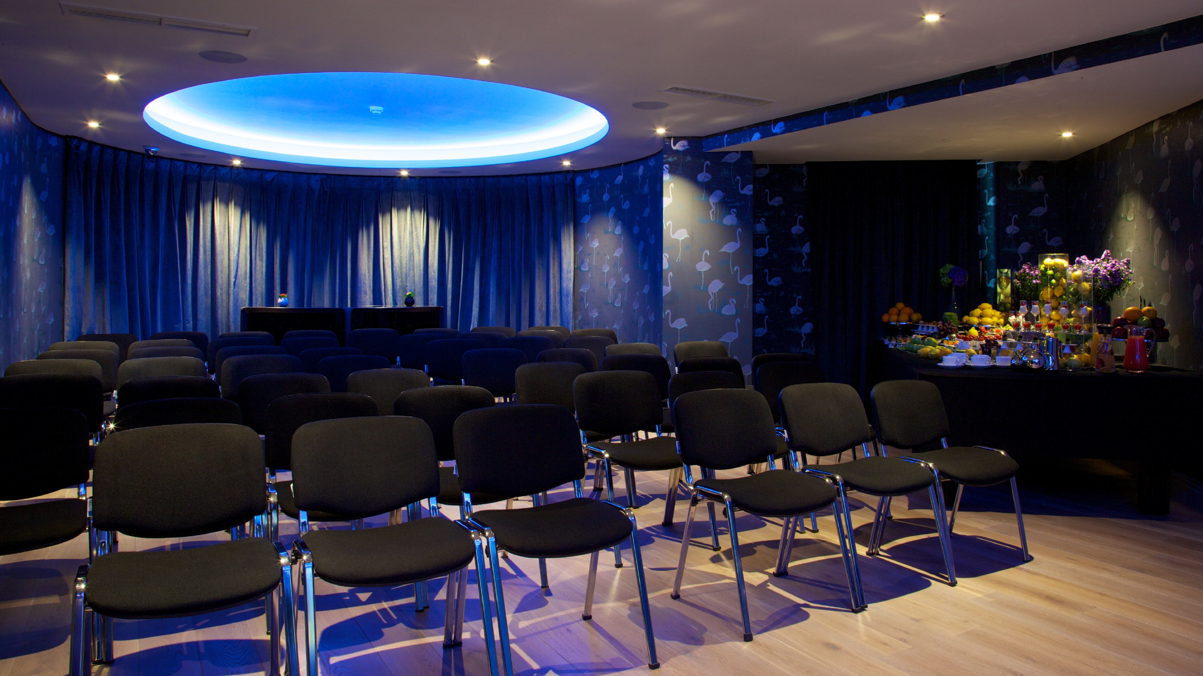 Modern meeting space at La Cantina, Hotel Xenia, ideal for presentations and workshops.