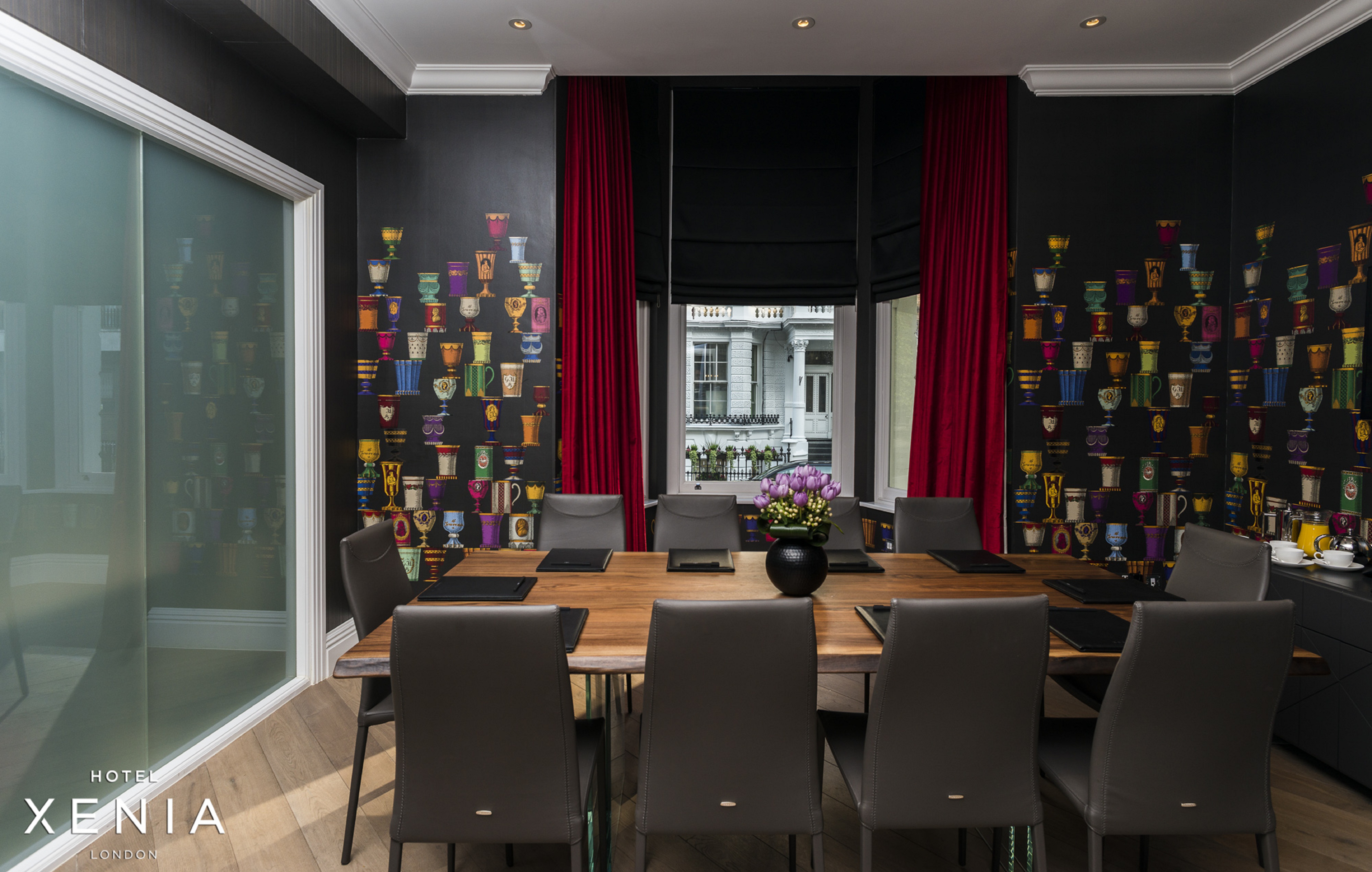 Modern meeting room at Hotel Xenia with wooden table, ideal for collaboration events.