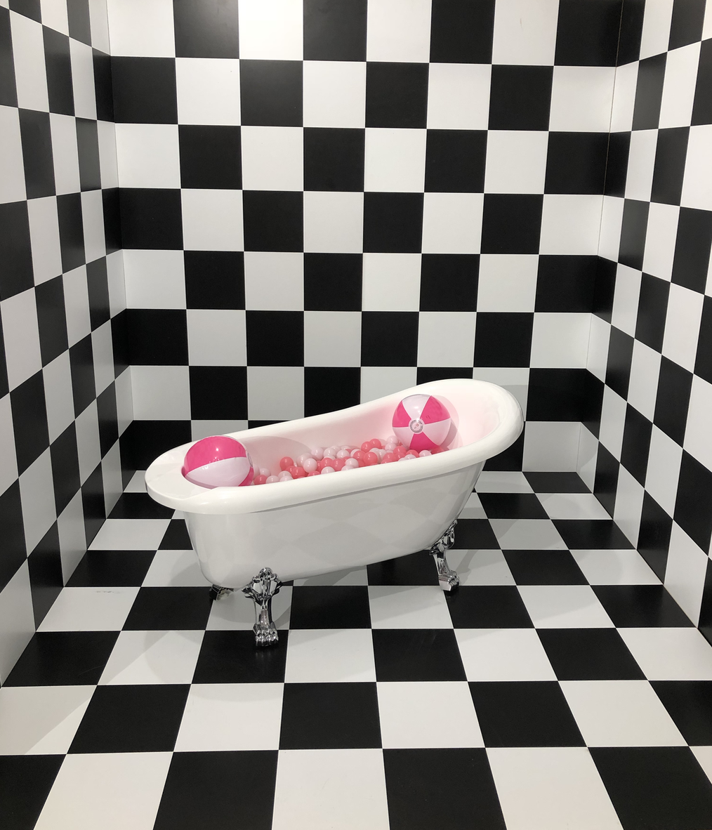 "Colorful bathtub with balls at Selfie Factory for fun events and photo opportunities."