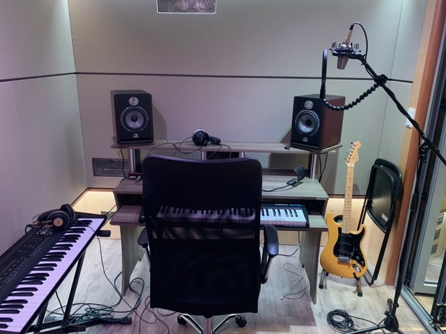 Rollover Studios sound studio with audio monitors for music production workshops.