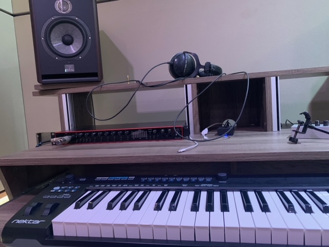 Audio setup at Rollover Studios with MIDI keyboard for hybrid events and live performances.