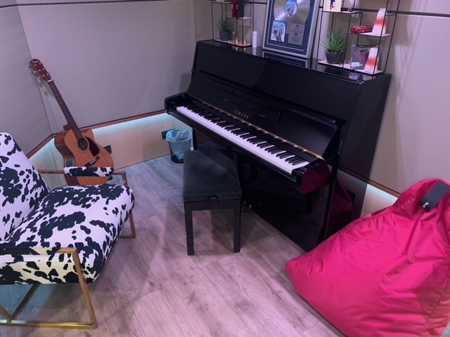 Cozy Rollover Studios with piano, perfect for creative meetings and team-building events.