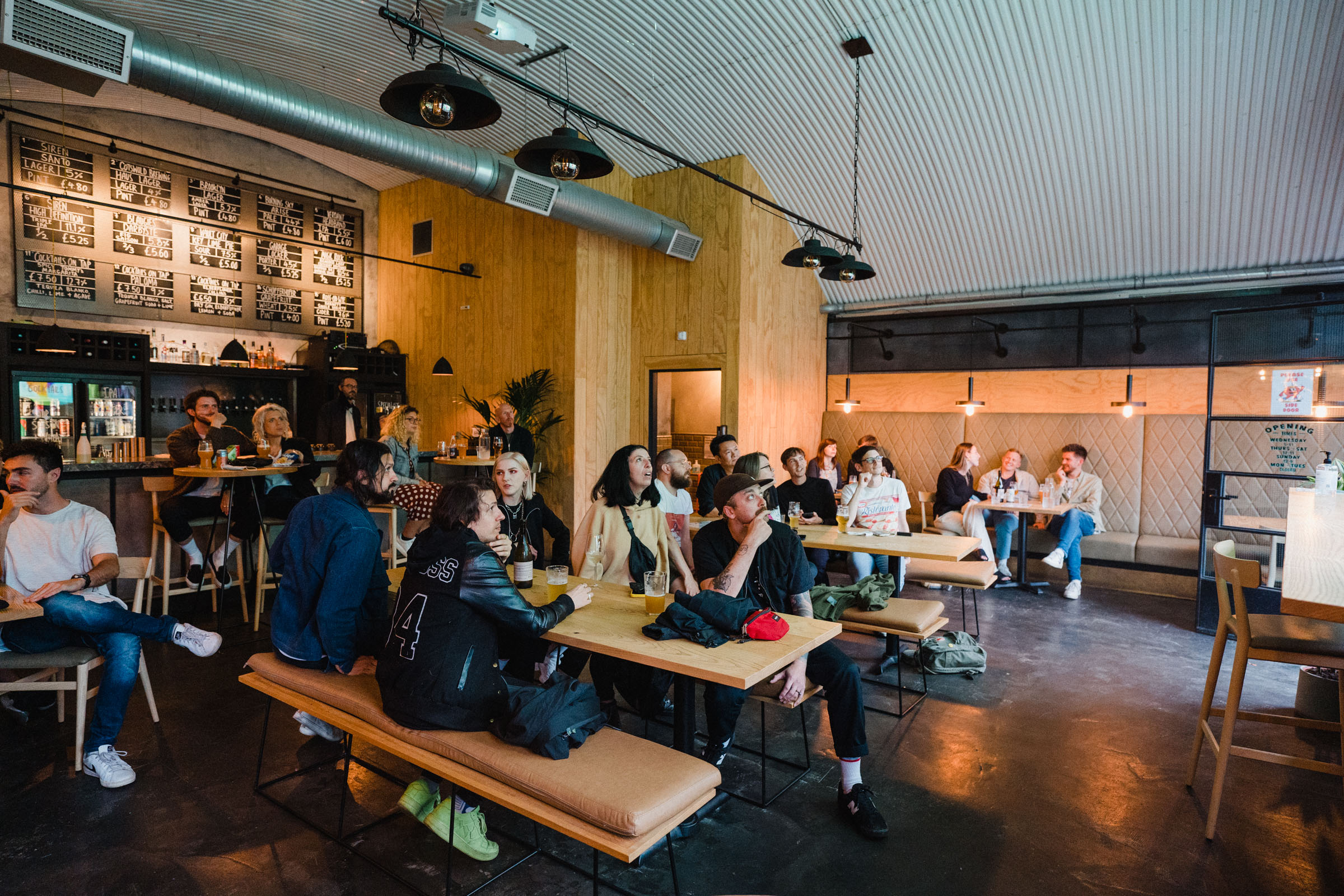 Modern bar in Kilder with warm wood accents, ideal for networking and workshops.