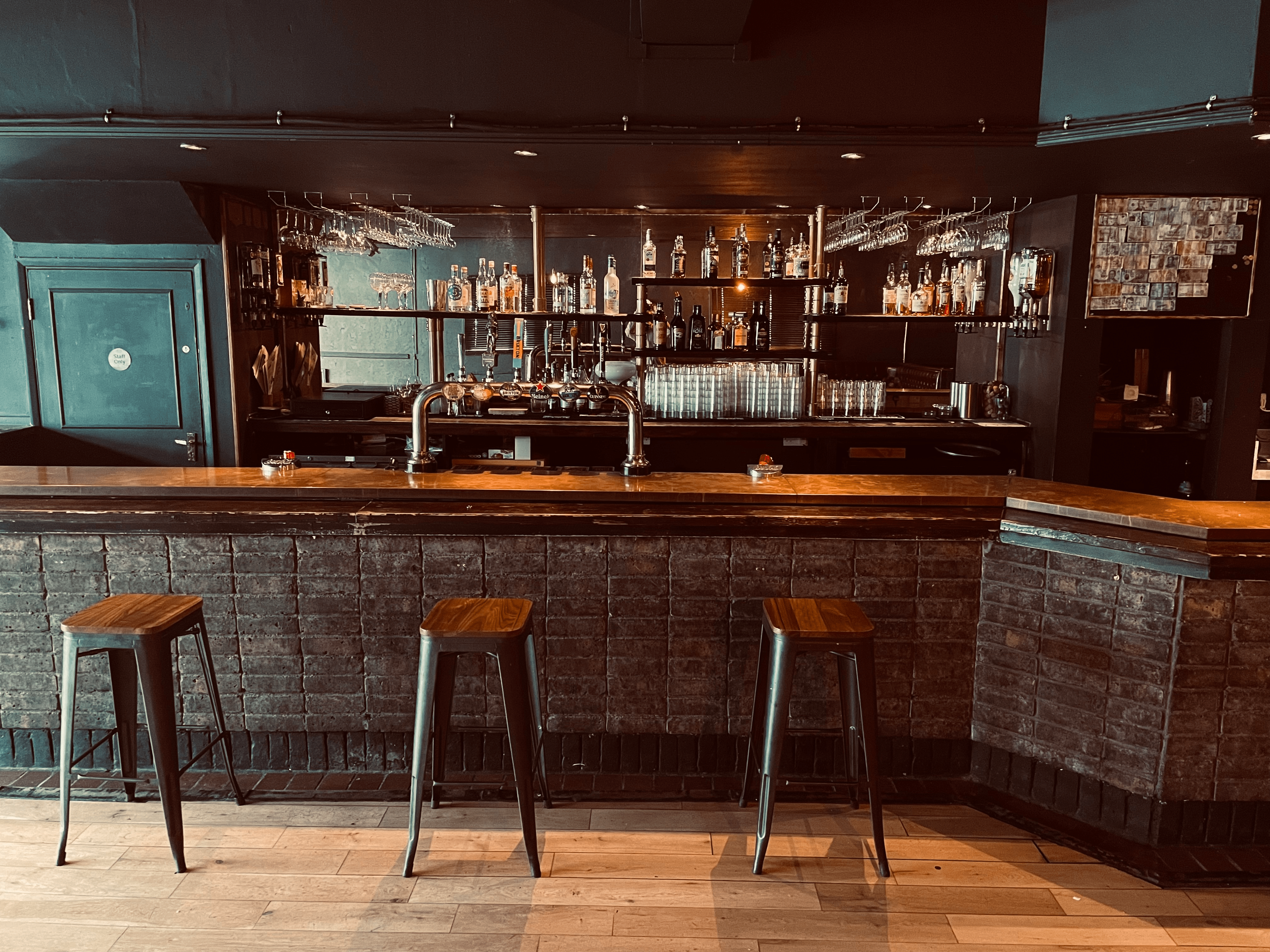 Sleek bar setup with polished wood, ideal for networking events and cocktail receptions.