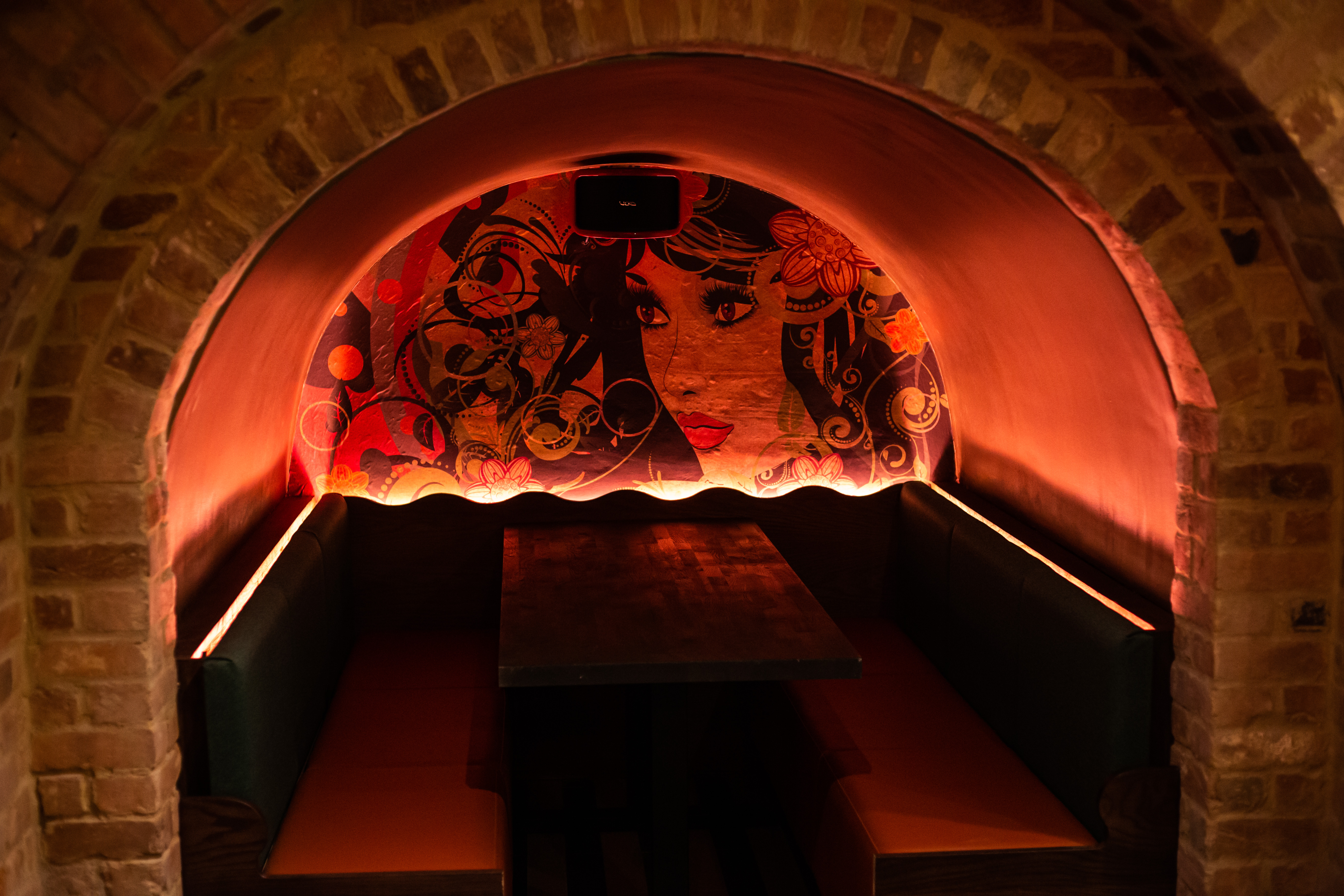 Cozy Amaru Lounge & Bar in Sican with arched brick design, ideal for gatherings.